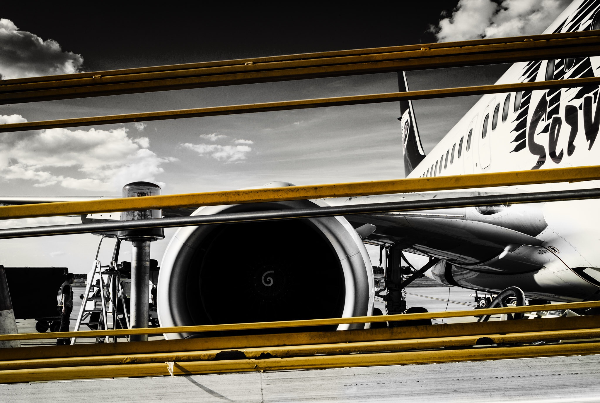 Leica M8 + Leica Elmarit-M 28mm f/2.8 (IV) sample photo. 737 being handled on turnaround in poznań airport, poland photography