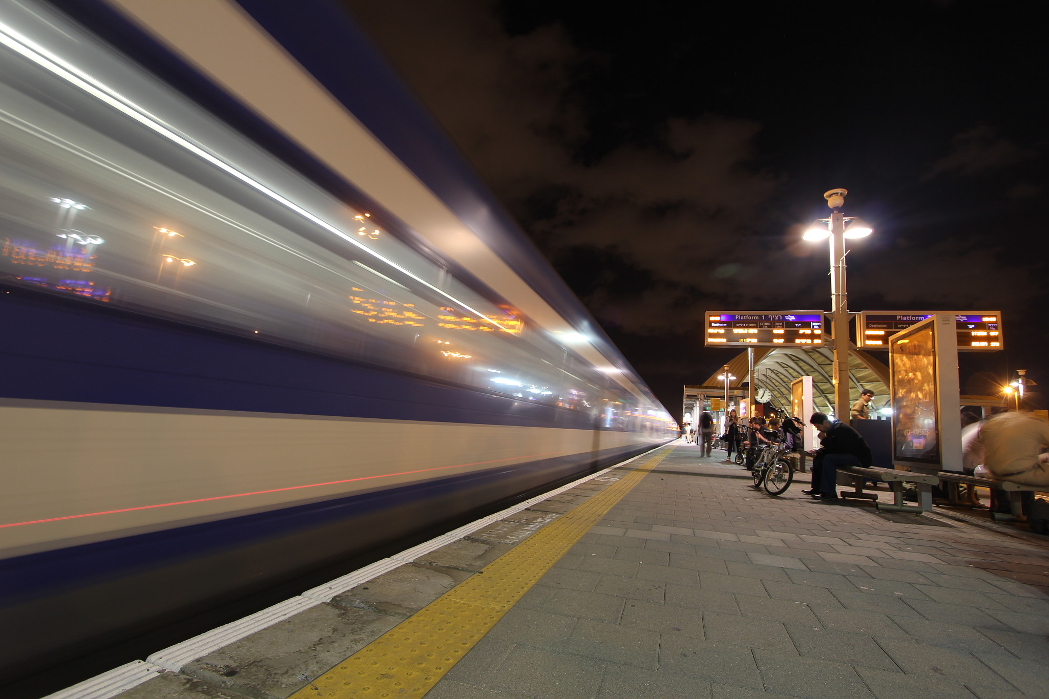 Canon EOS 550D (EOS Rebel T2i / EOS Kiss X4) sample photo. Blue train photography