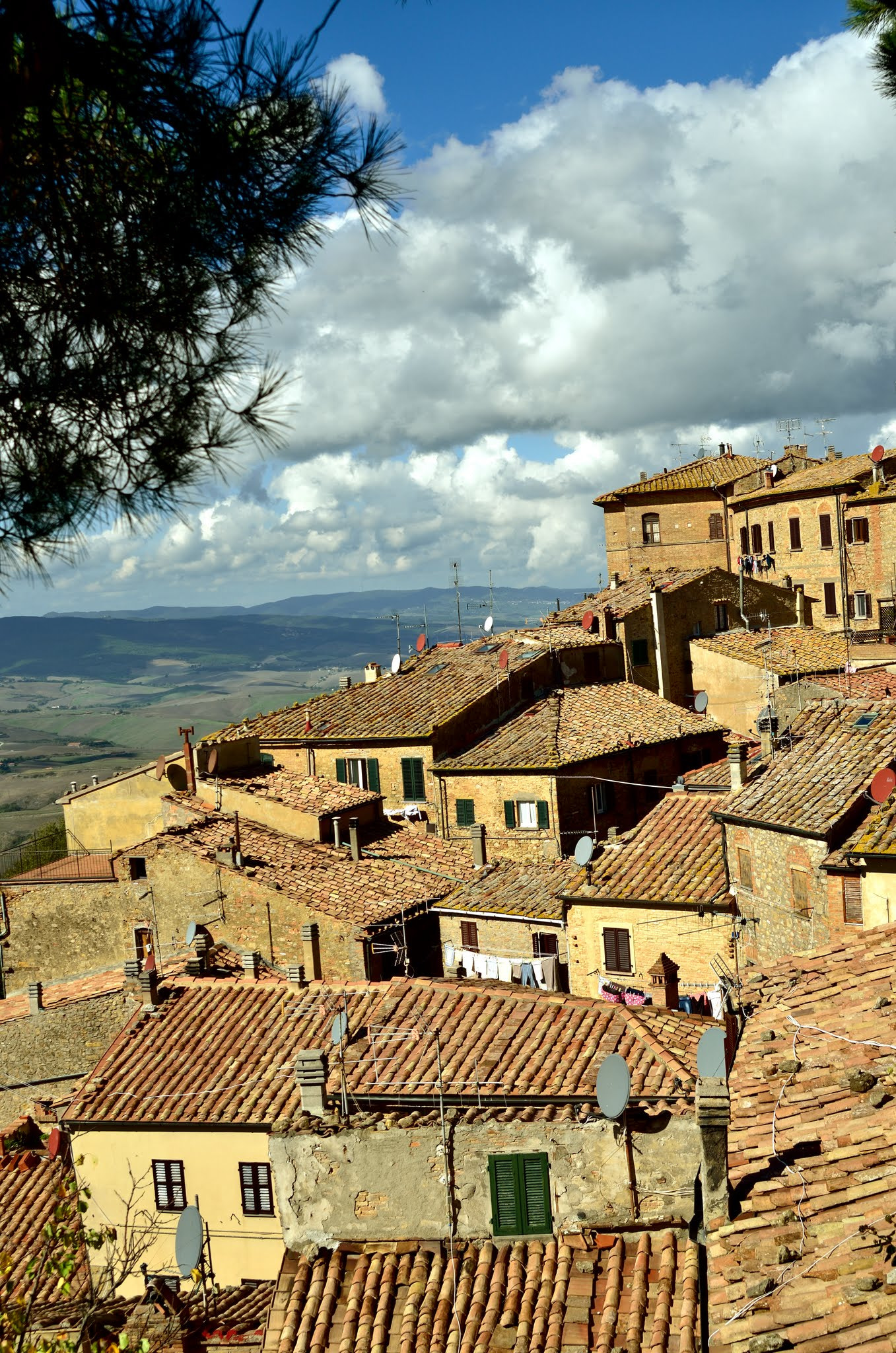 Nikon D7000 + Sigma 28-70mm F2.8 EX DG sample photo. Roofs oft volterra photography