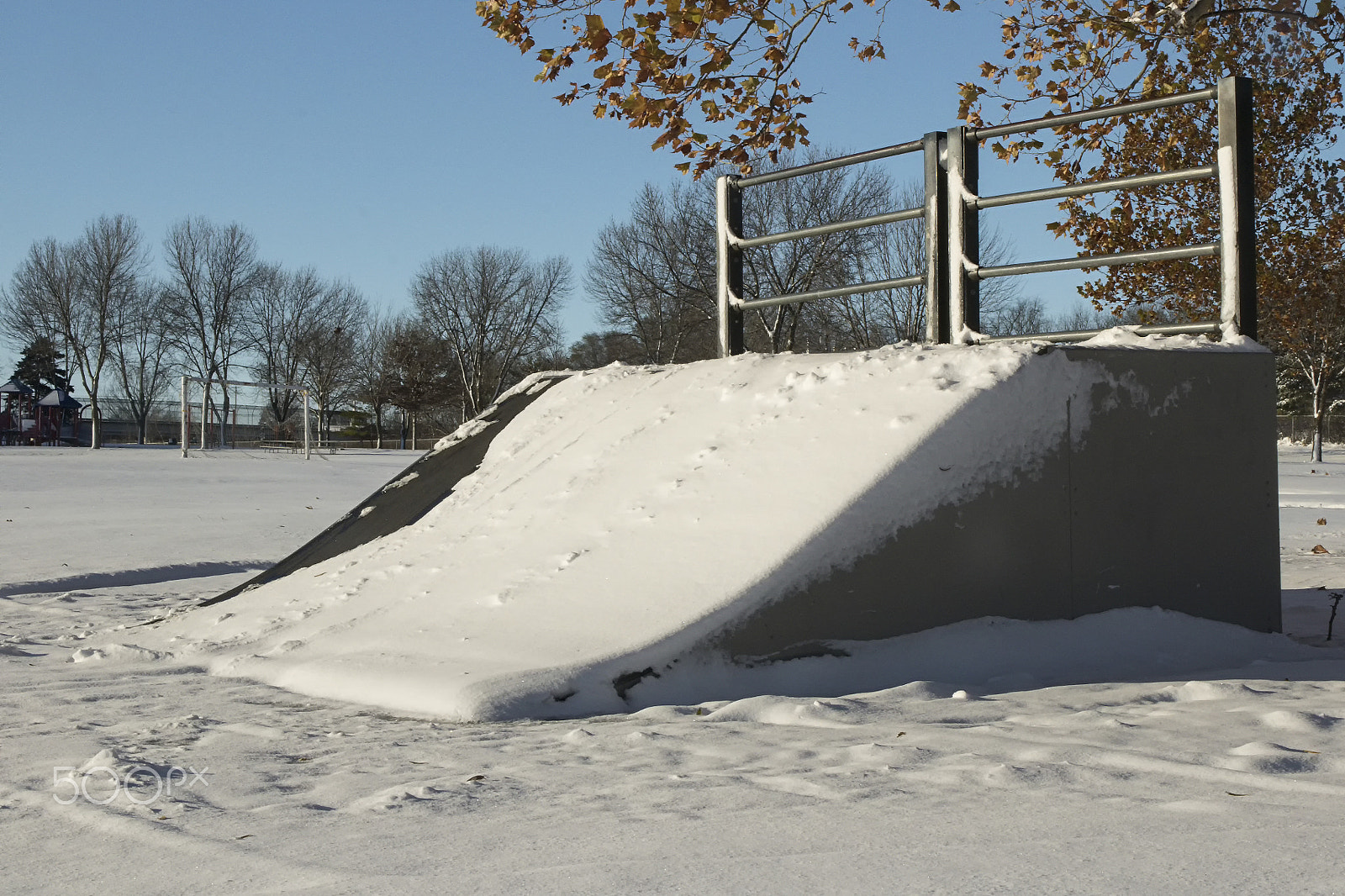 Canon EOS 760D (EOS Rebel T6s / EOS 8000D) + Canon EF 500mm F4L IS USM sample photo. Quarter pipe covered with snow photography