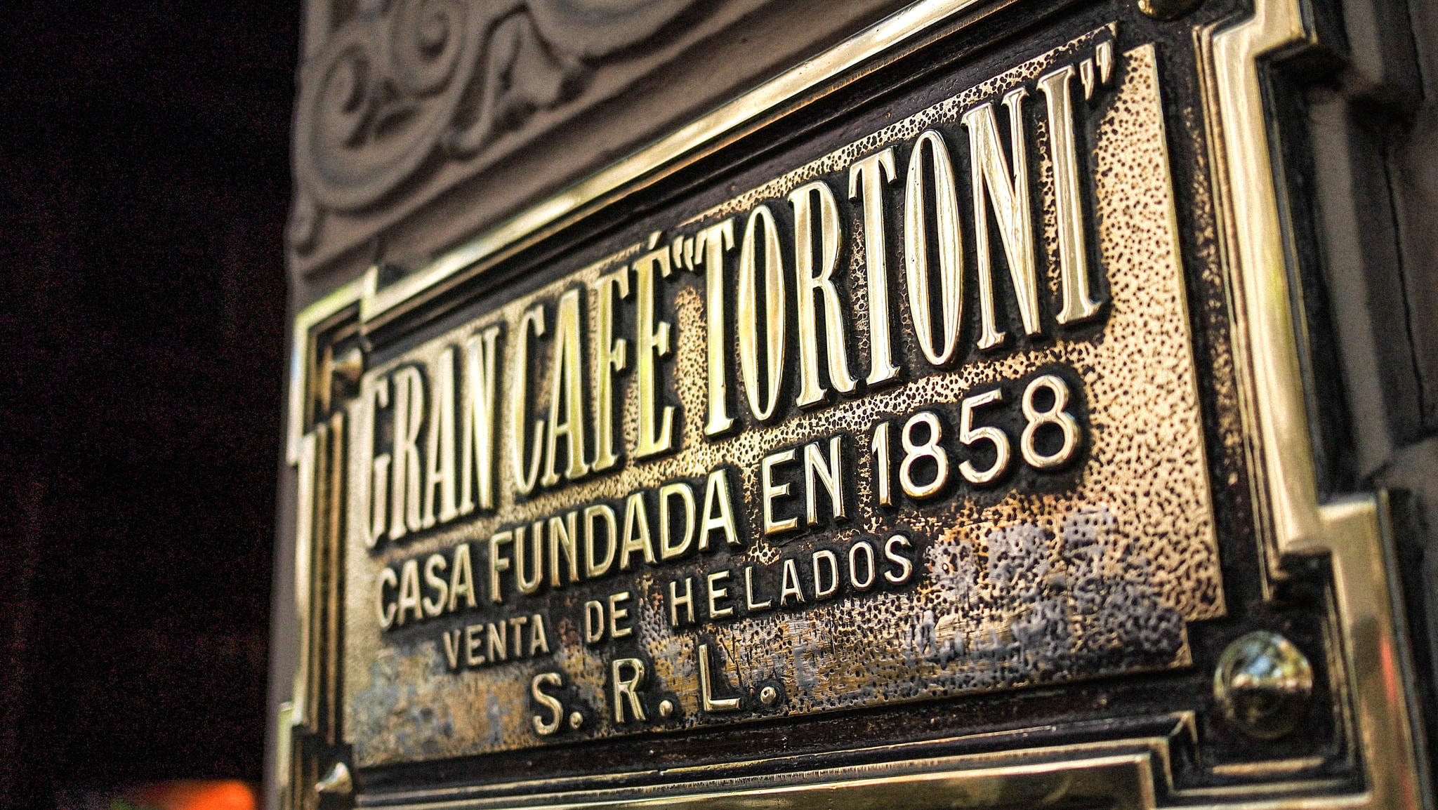 Olympus PEN E-PL1 + Panasonic Lumix G 20mm F1.7 ASPH sample photo. En cafe tortoni photography