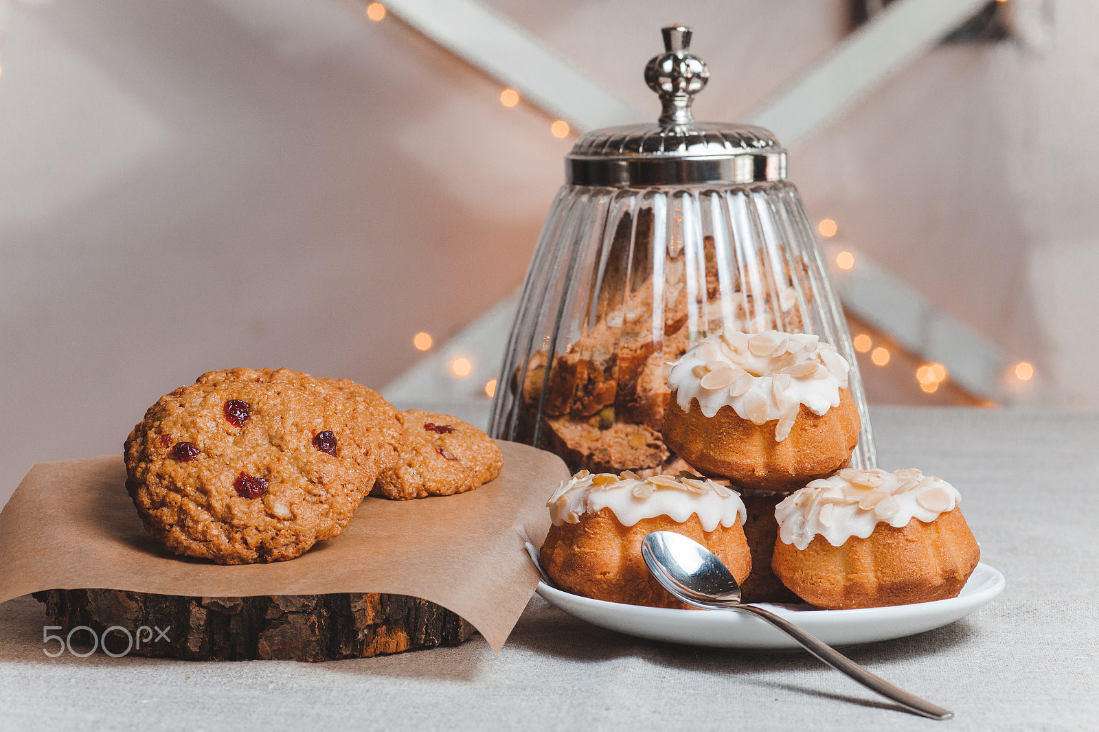 Canon EF 100mm F2.8 Macro USM sample photo. Composition on the table with cup of coffee and three cupcake in glaze light background photography