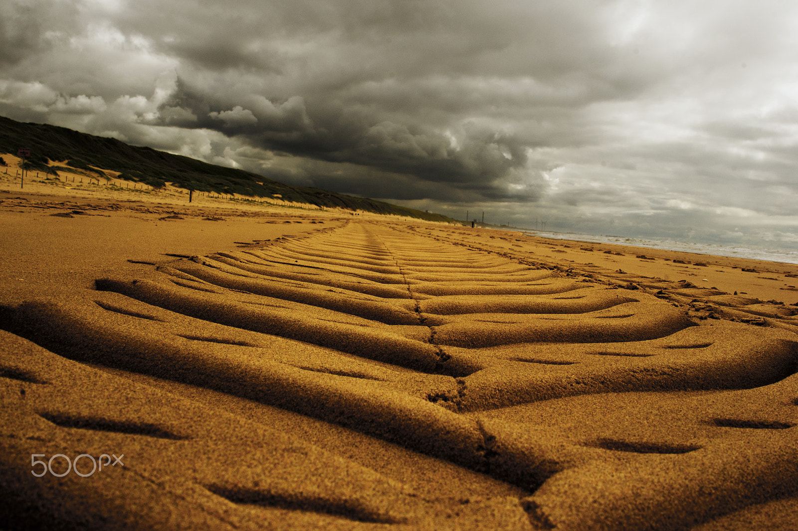 Sony Alpha DSLR-A550 + Sigma 28-105mm F2.8-4 Aspherical sample photo. Tracks on the beach photography