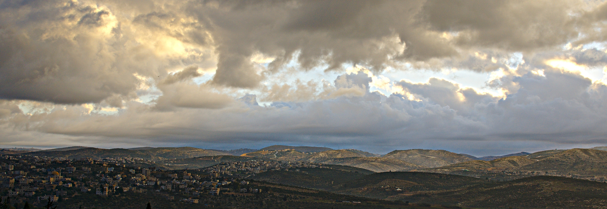Sony Alpha NEX-5N + Sigma 30mm F2.8 EX DN sample photo. Before the rain photography