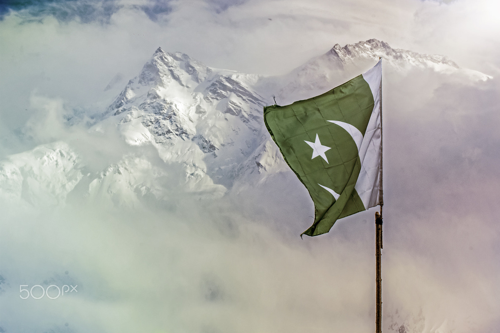 AF Zoom-Nikkor 75-240mm f/4.5-5.6D sample photo. Pakistani flag photography