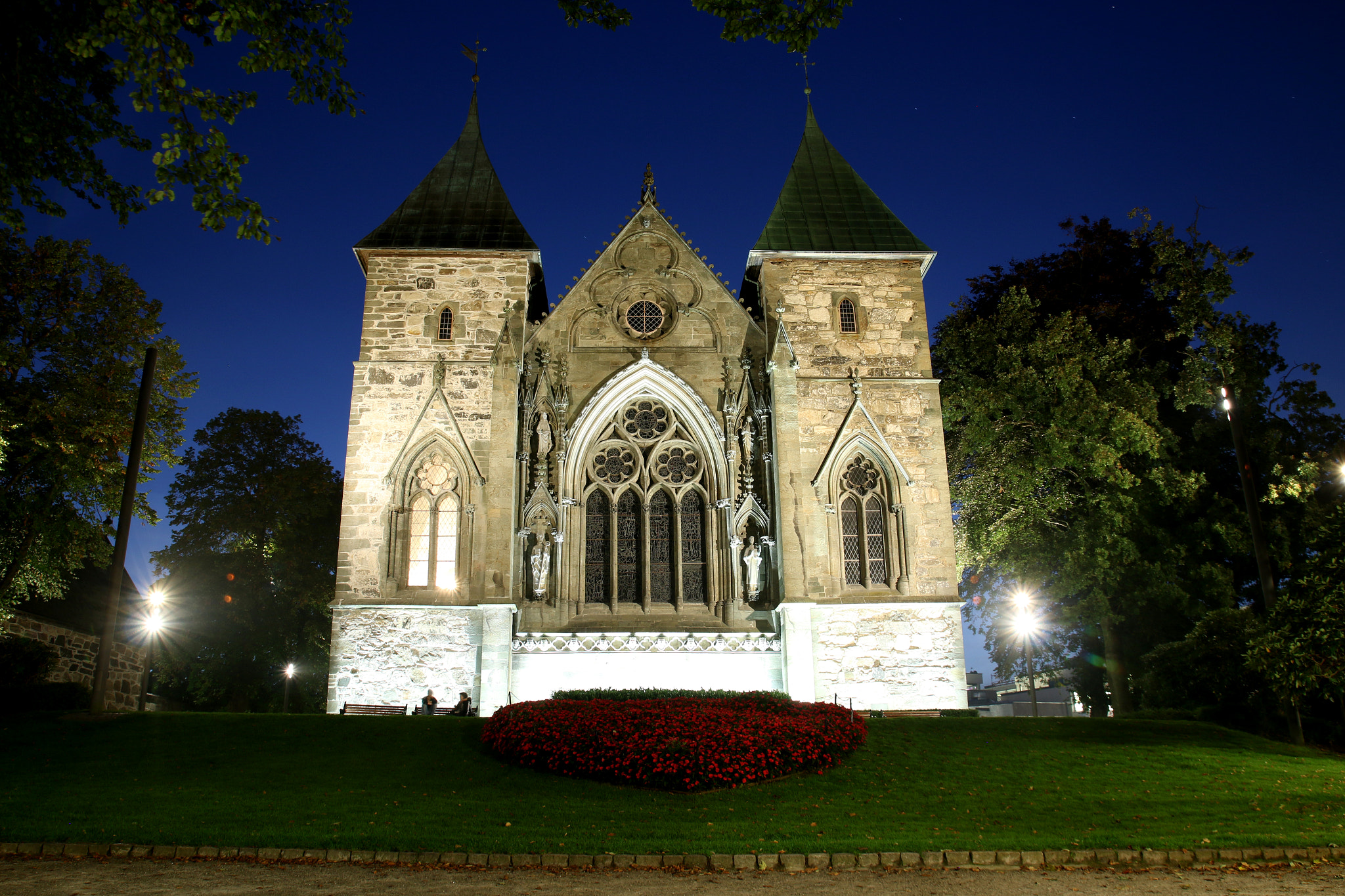 Canon EOS 70D + Tamron SP AF 17-50mm F2.8 XR Di II VC LD Aspherical (IF) sample photo. Stavanger cathedral by night photography