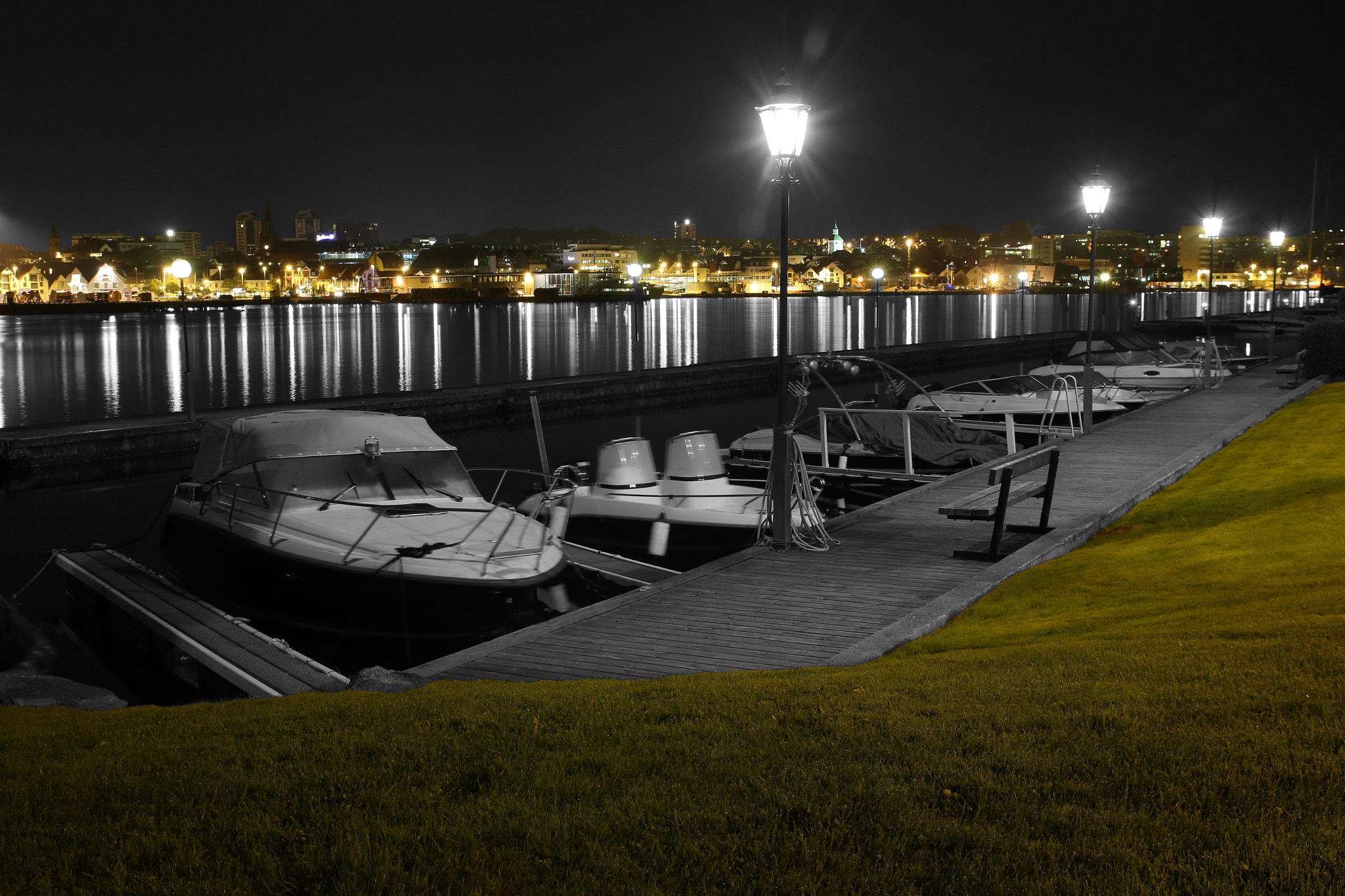 Canon EOS 70D + Tamron SP AF 17-50mm F2.8 XR Di II VC LD Aspherical (IF) sample photo. Stavanger by night photography