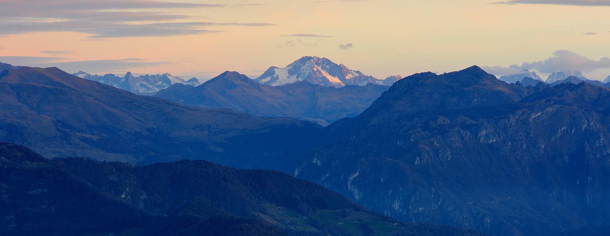 Nikon AF Nikkor 24-85mm F2.8-4D IF sample photo. Monte linzone sunrise photography