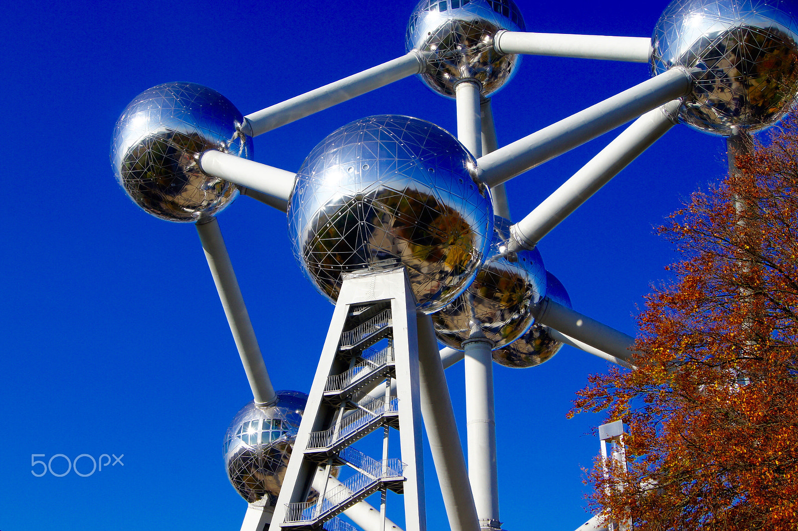 Sony SLT-A33 + Sony DT 18-55mm F3.5-5.6 SAM II sample photo. Atomium photography