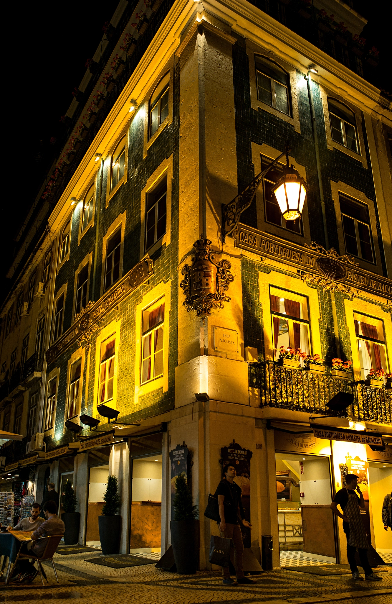 Summicron-M 1:2/28 ASPH. sample photo. Lisbon chiado (baixa) by night ... photography