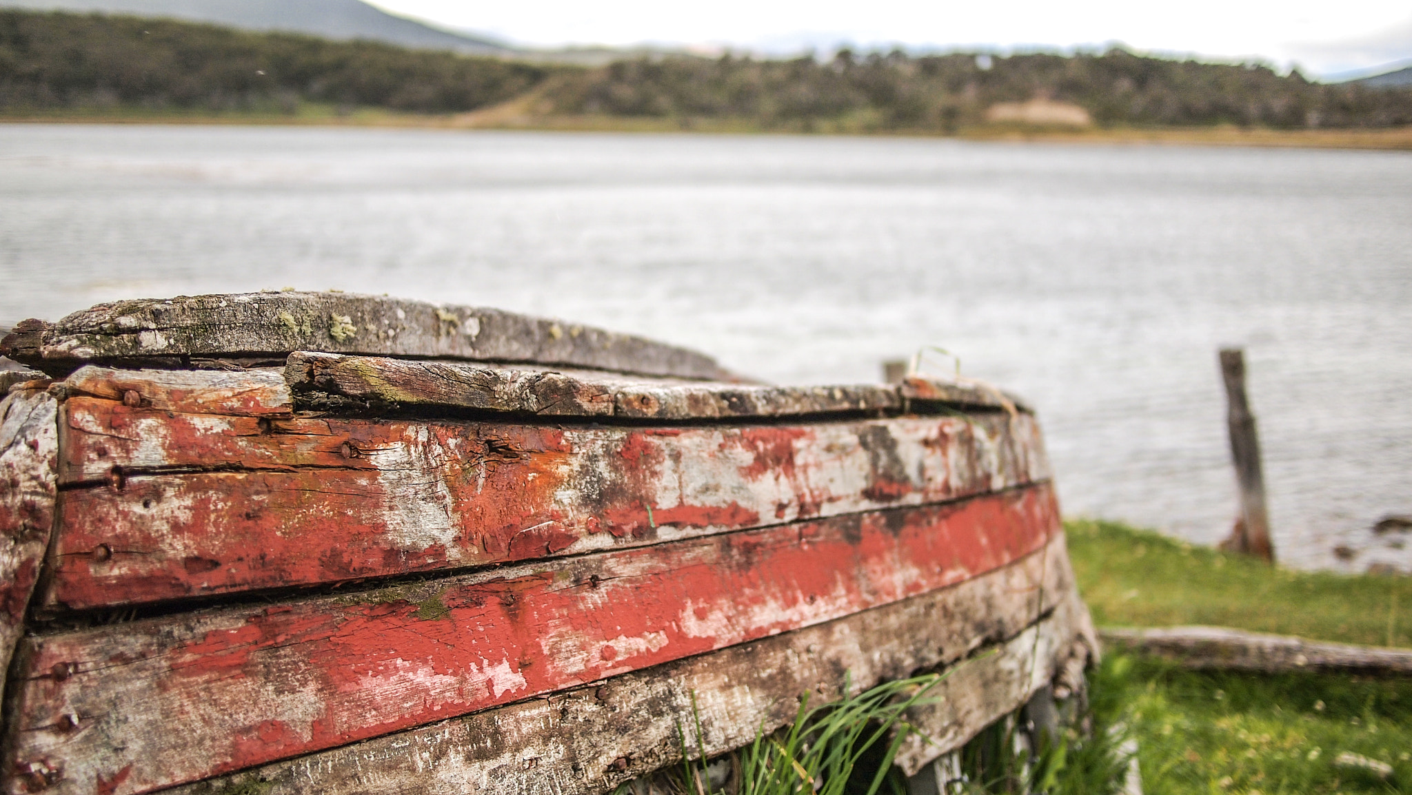 Olympus PEN E-PL1 + Panasonic Lumix G 20mm F1.7 ASPH sample photo. A boat in tierra del fuego photography