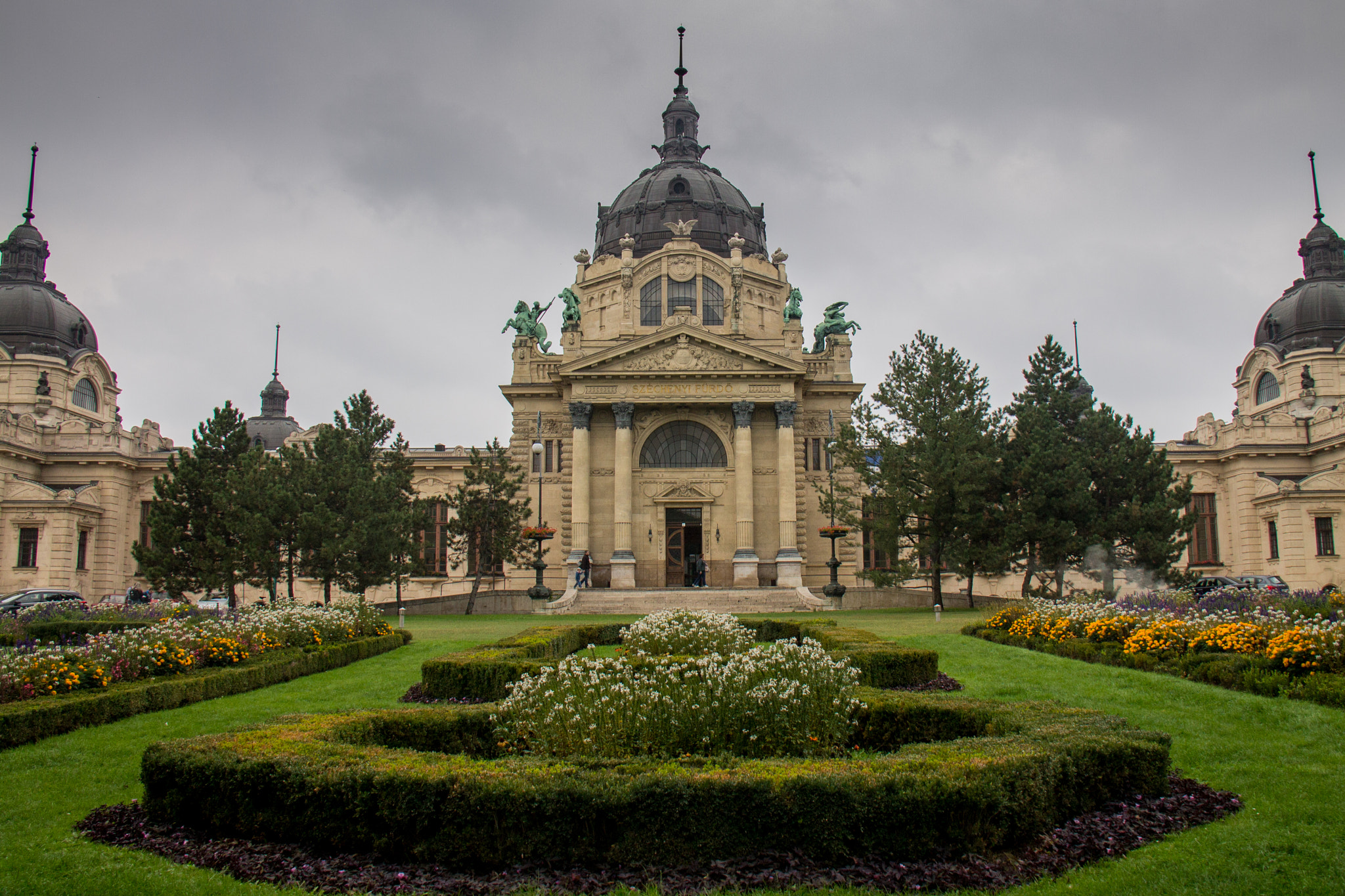 Canon EF-S 18-200mm F3.5-5.6 IS sample photo. Széchenyi thermal bath photography