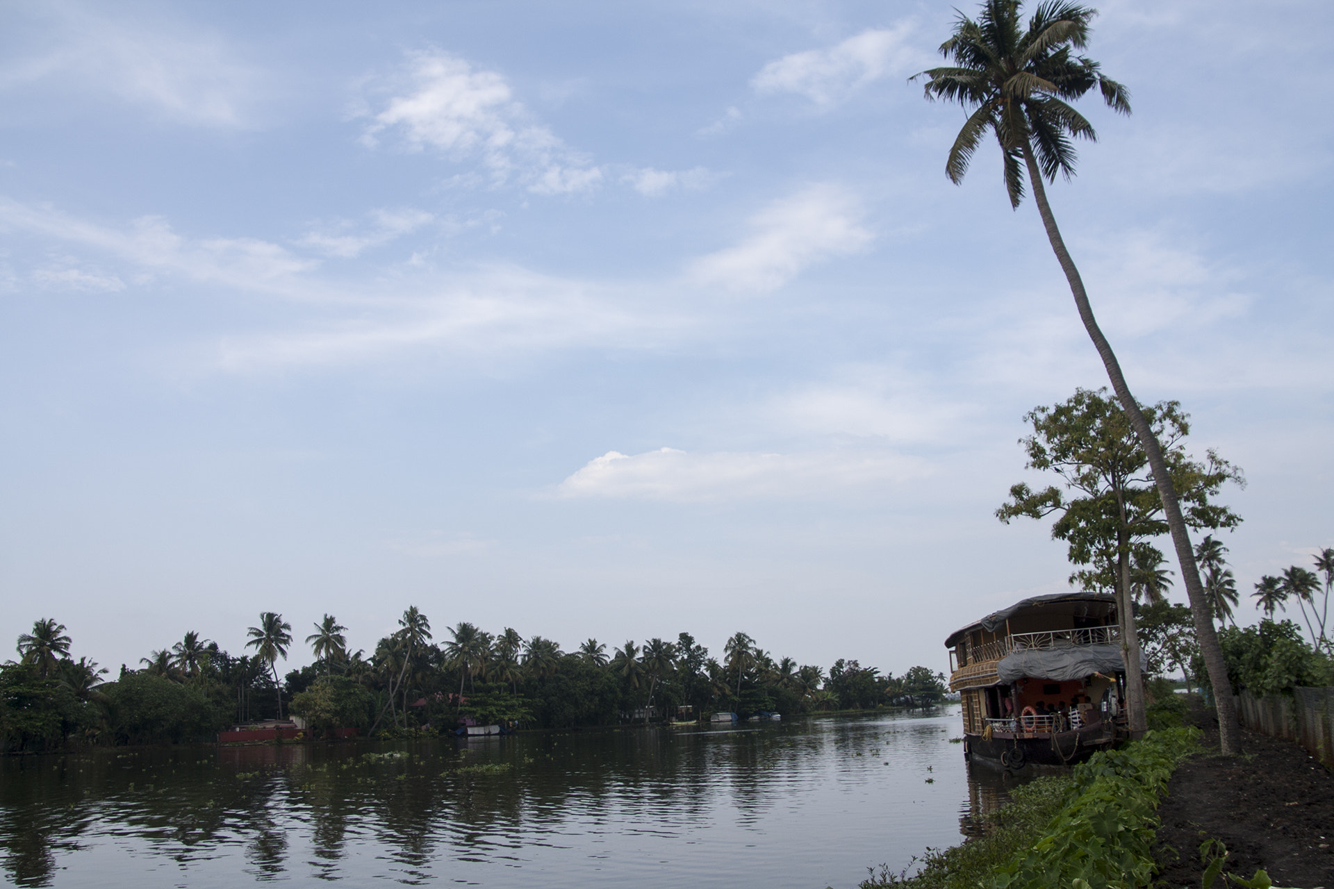 Canon EOS 1000D (EOS Digital Rebel XS / EOS Kiss F) sample photo. Houseboat photography