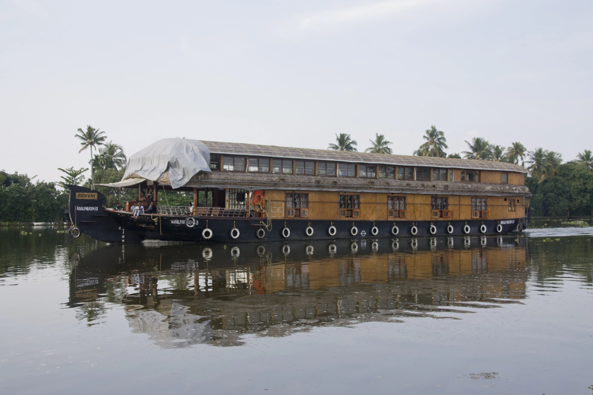 Canon EOS 1000D (EOS Digital Rebel XS / EOS Kiss F) sample photo. Houseboat photography