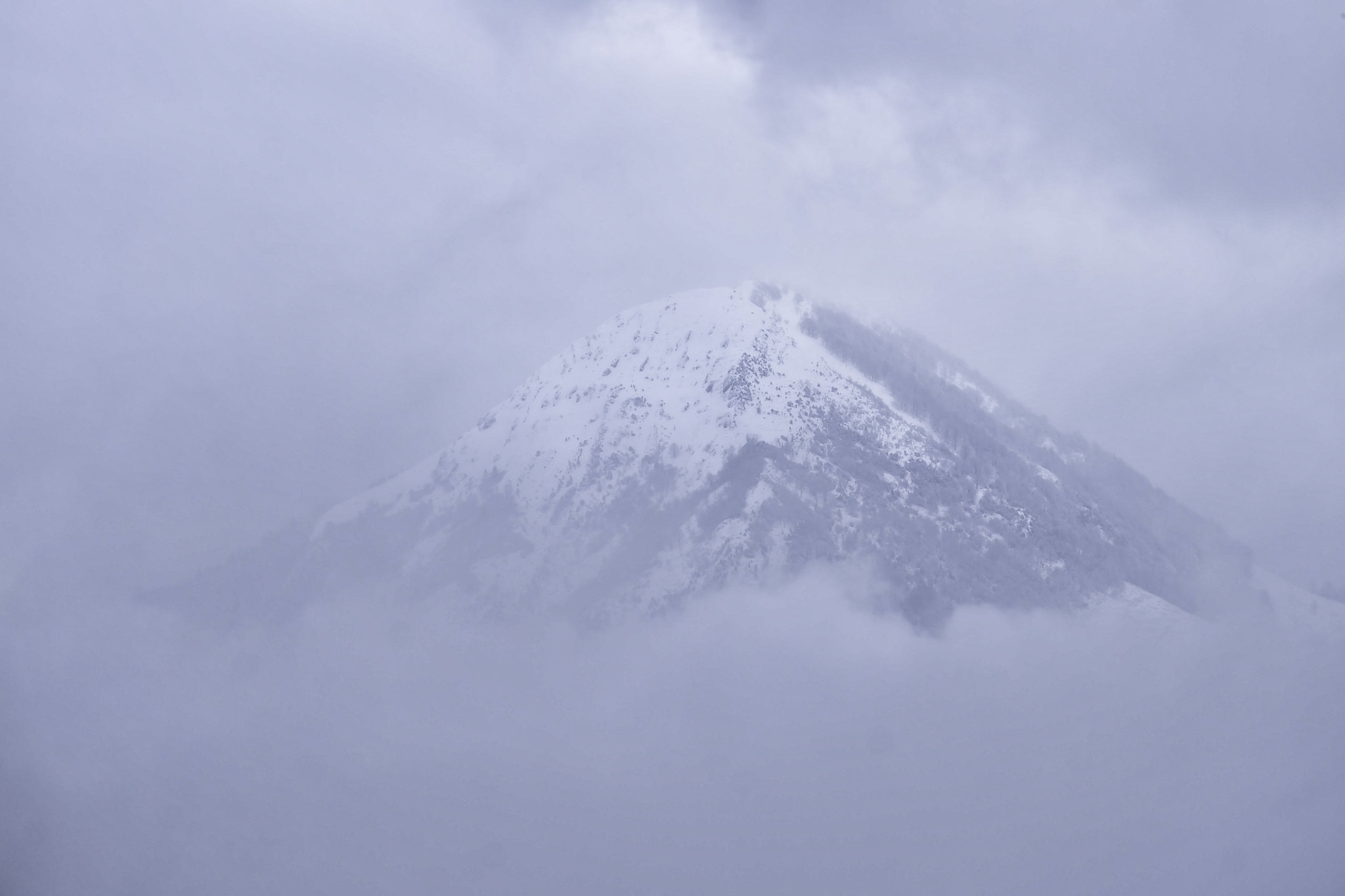 Fujifilm X-A1 + Fujifilm XC 50-230mm F4.5-6.7 OIS sample photo. Les pyrénées dans les nuages photography
