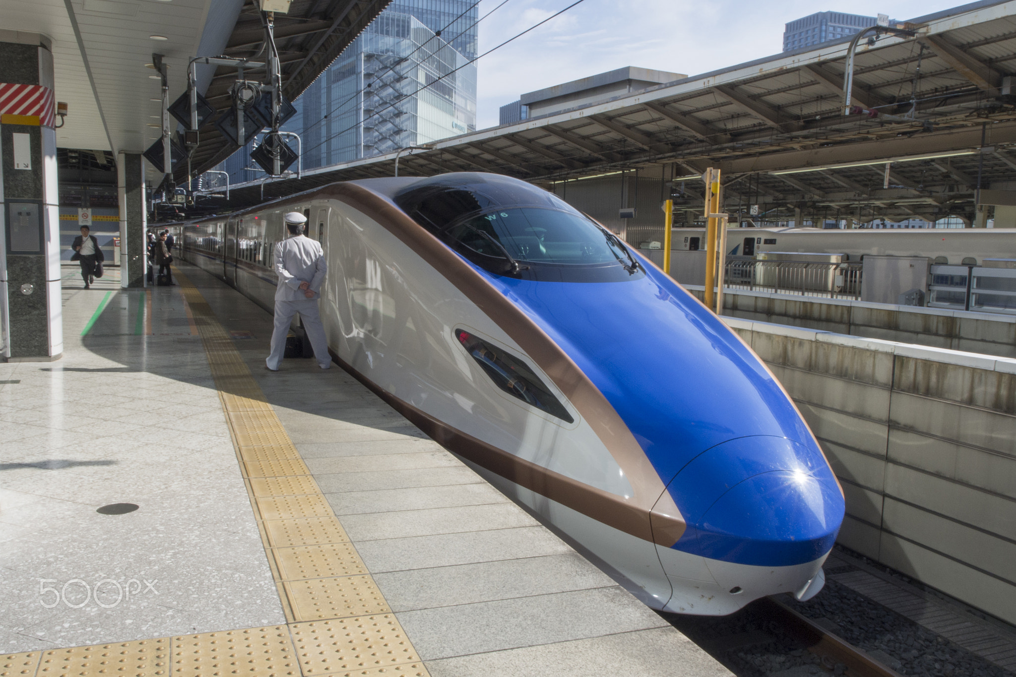 Hokuriku Shinkansen E7 at Tokyo station