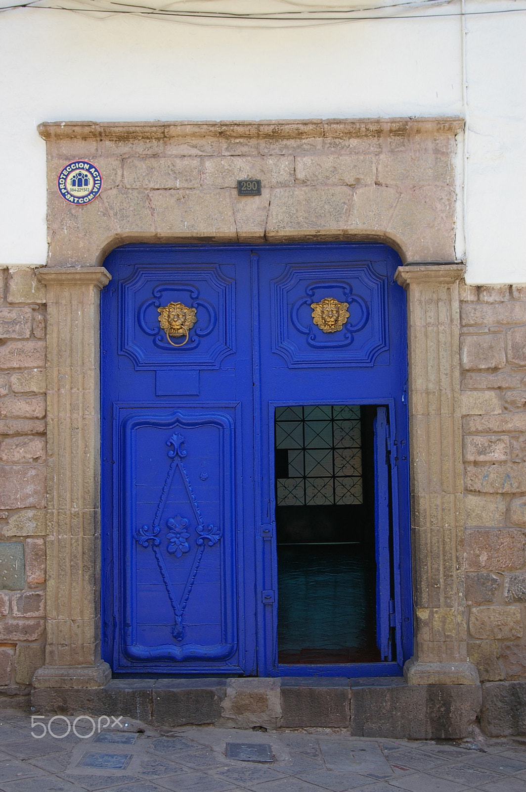 Pentax *ist DL2 sample photo. The blue door photography