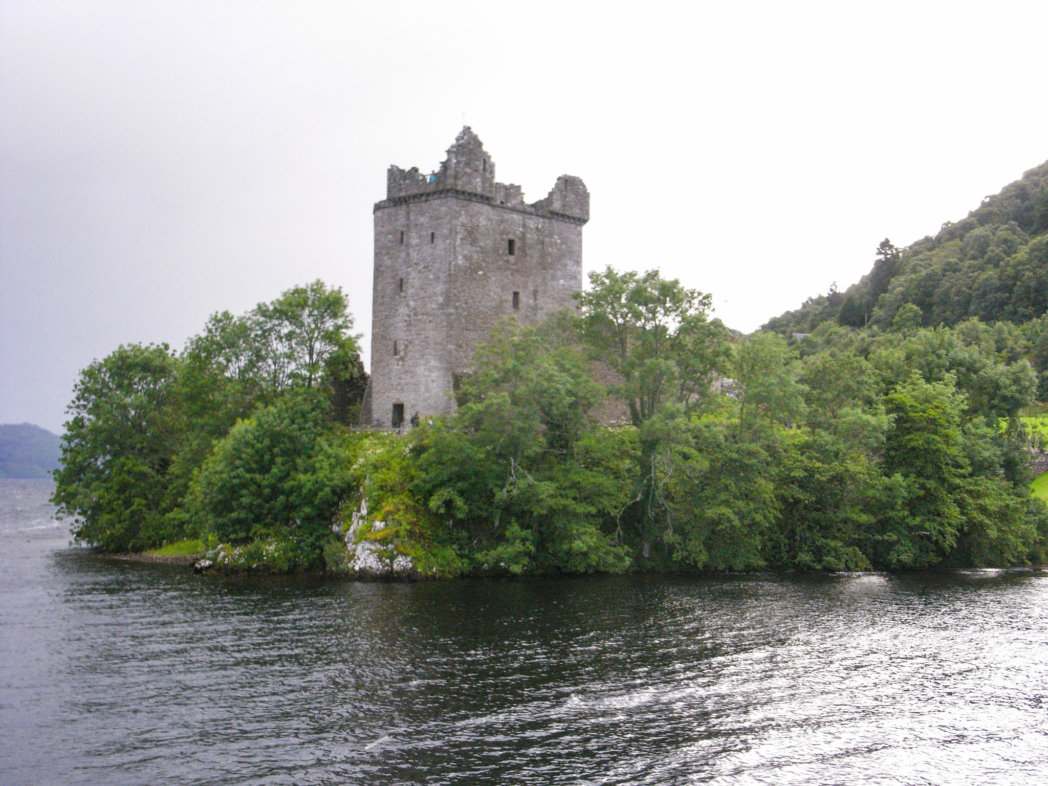 Ricoh Caplio R6 sample photo. Urquhart castle, loch ness photography