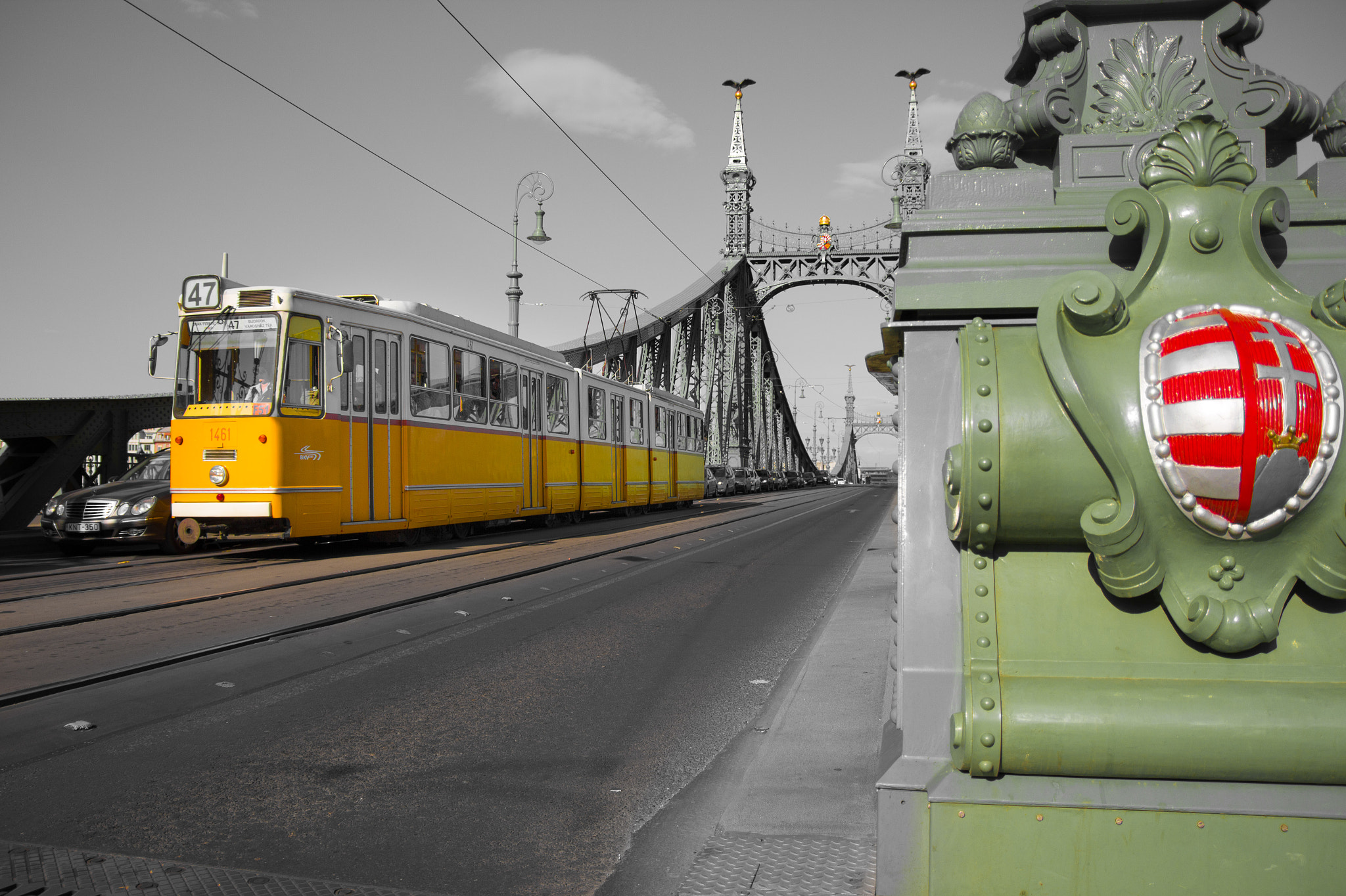 Canon EOS 550D (EOS Rebel T2i / EOS Kiss X4) + Sigma 18-50mm f/2.8 Macro sample photo. Yellow trams in budapest photography