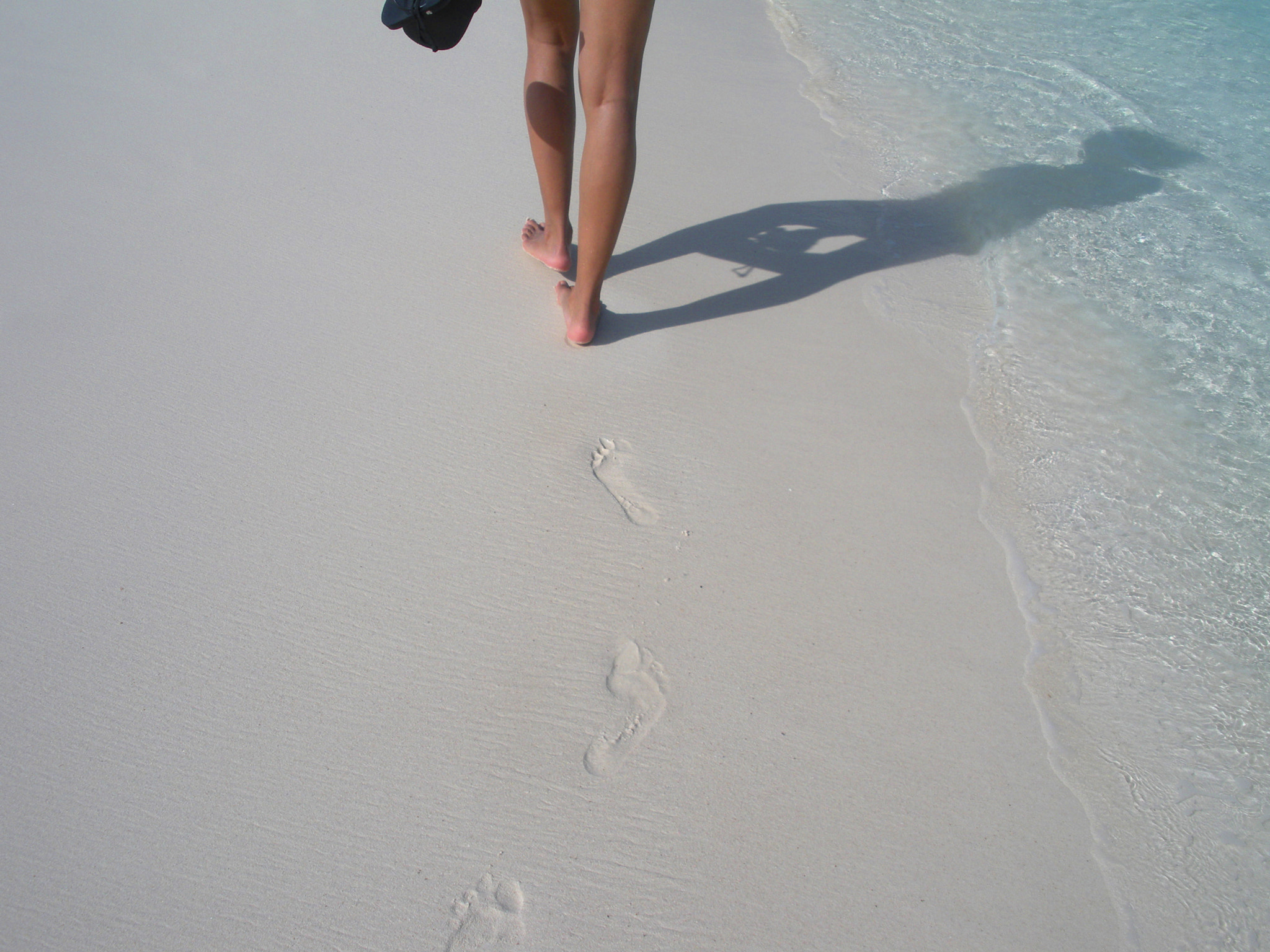 Nikon Coolpix S550 sample photo. Foot prints on a tropical beach photography