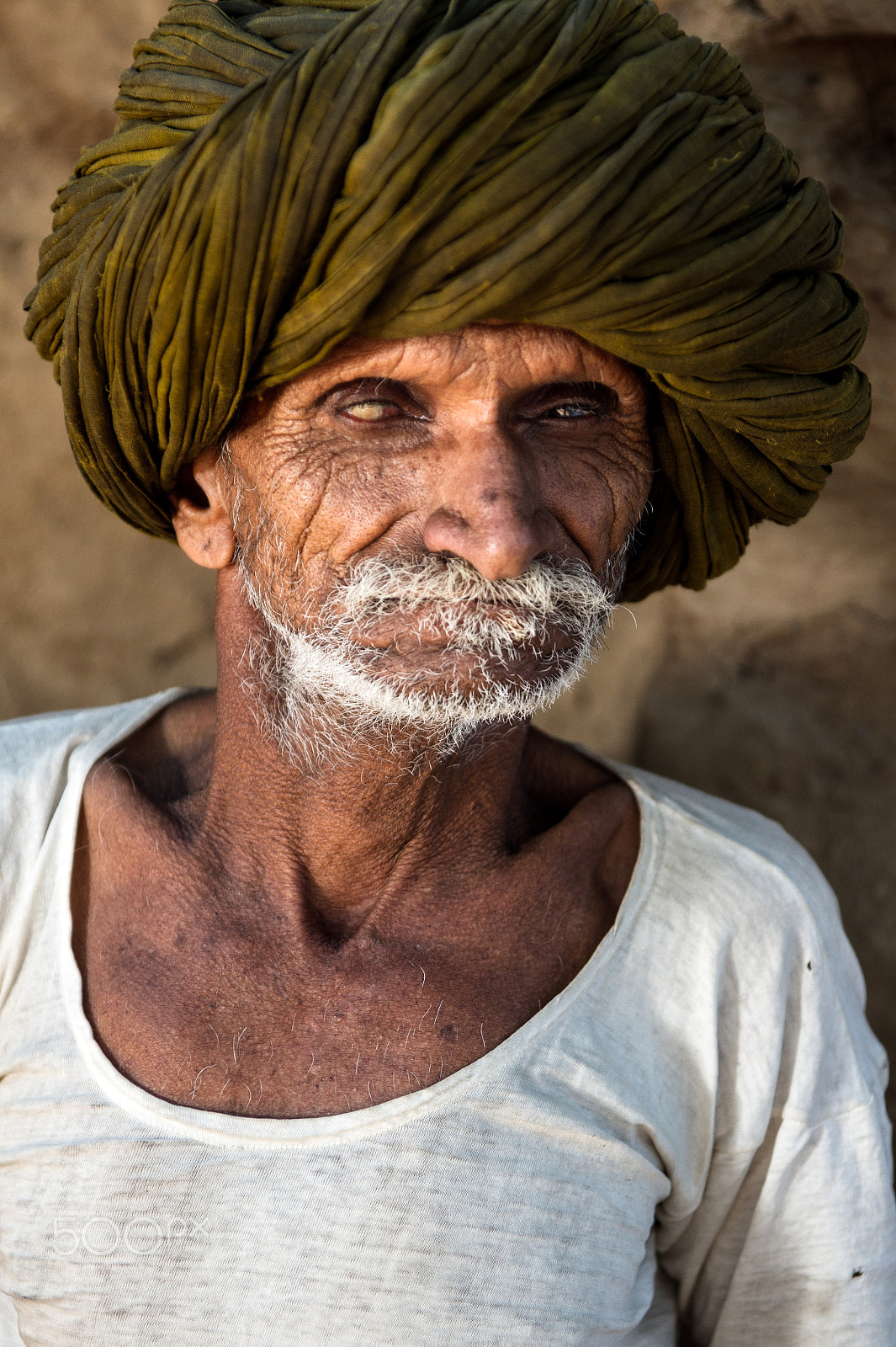 Sony Alpha DSLR-A550 sample photo. Old man in little village near pushkar photography