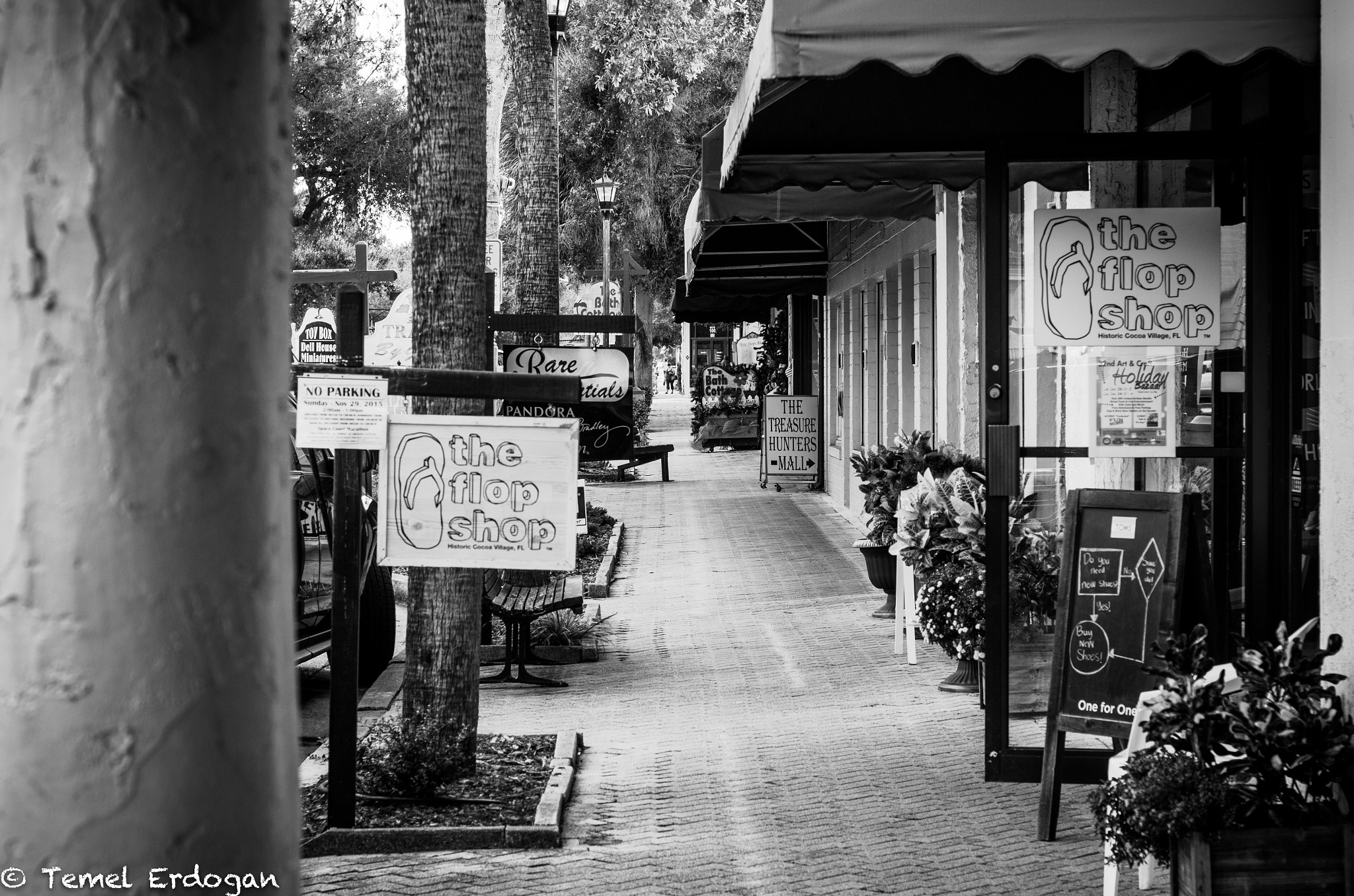 Pentax K-30 + smc PENTAX-F 50mm F1.7 sample photo. Small town shopping photography