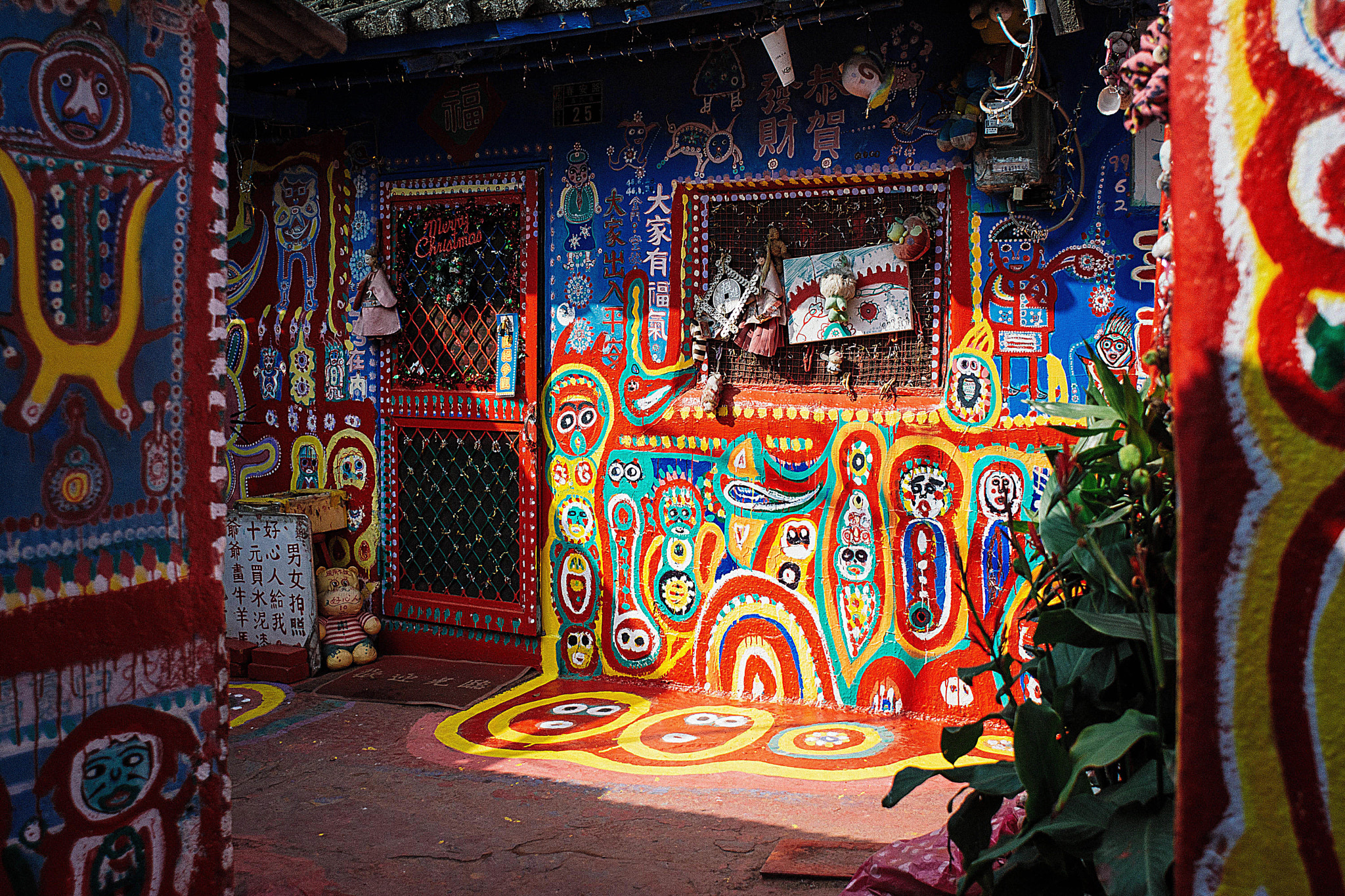 Nikon D7100 + AF Nikkor 24mm f/2.8 sample photo. Technicolor mural. rainbow village, taichung. photography