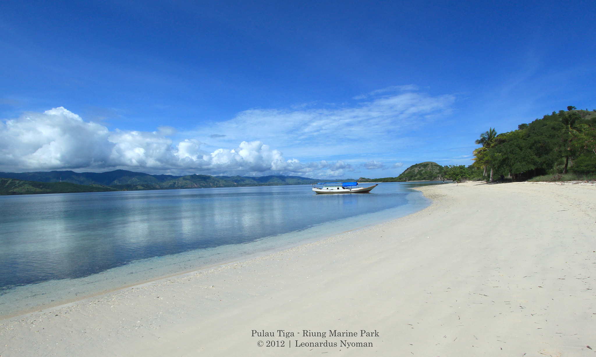 Canon EOS 500D (EOS Rebel T1i / EOS Kiss X3) sample photo. Pulau tiga beach - riung marine park - indonesia photography