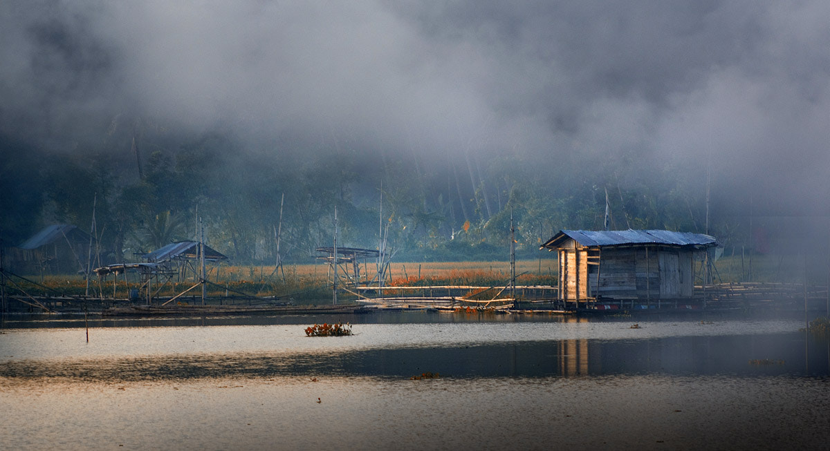 Pentax K10D + Pentax smc DA 50-200mm F4-5.6 ED sample photo. Foggy morning in the moment photography