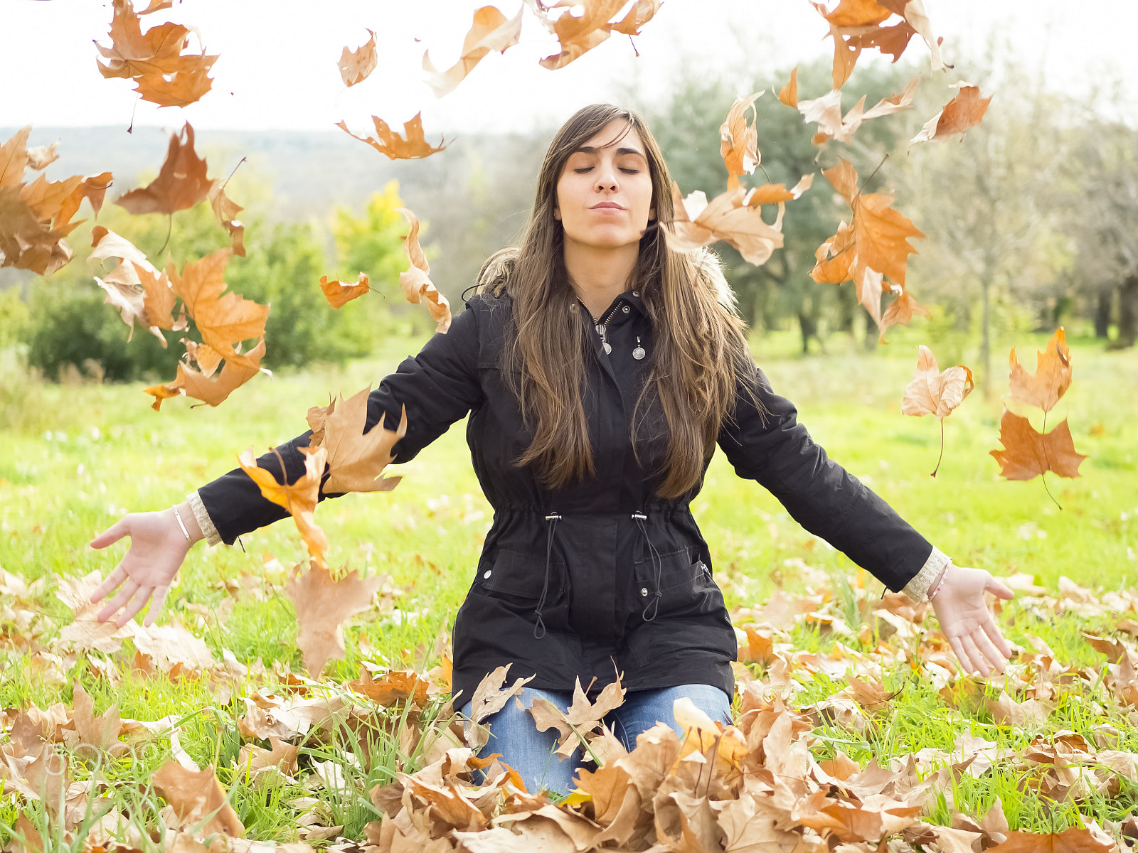 Panasonic Lumix DMC-GH3 + LUMIX G 25/F1.7 sample photo. Hojas secas de otoño cayendo encima de una mujer photography