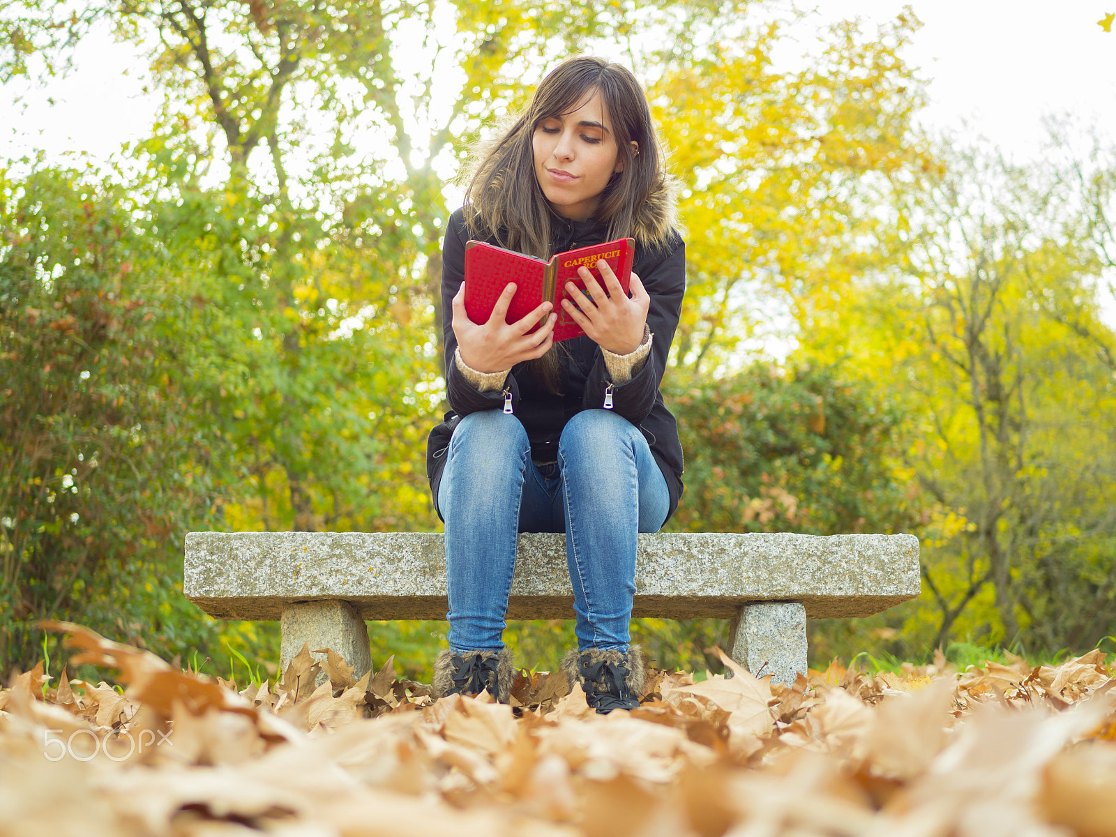 Panasonic Lumix DMC-GH3 + LUMIX G 25/F1.7 sample photo. Mujer leyendo en un parque durante el otoño photography