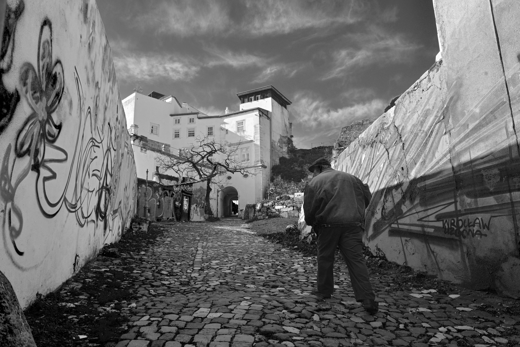 Nikon AF-S Nikkor 400mm F2.8D ED-IF II sample photo. Lisbon oldman&grafiti feb photography
