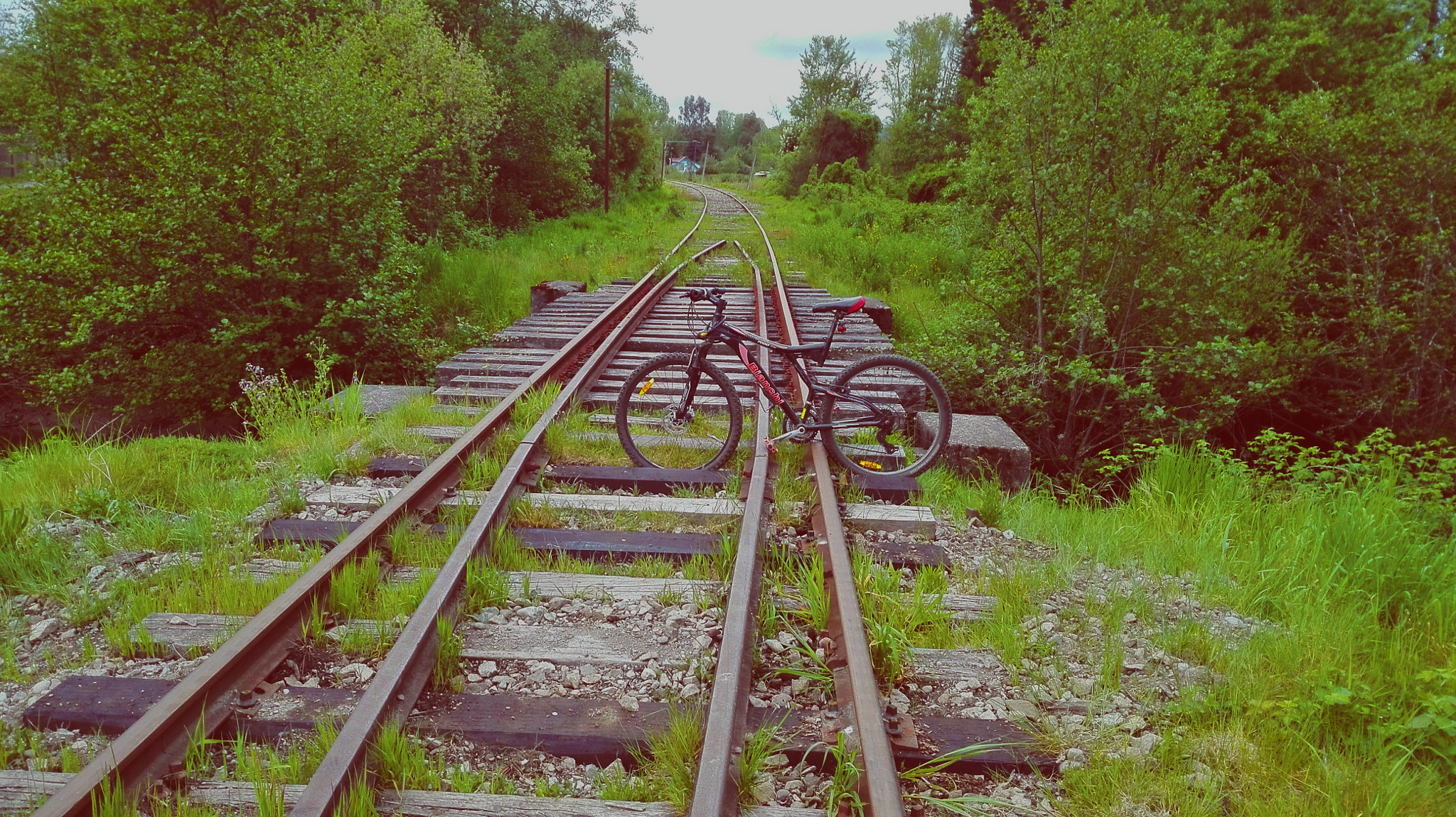 HUAWEI CHC-U03 sample photo. Bikeon train tracks photography