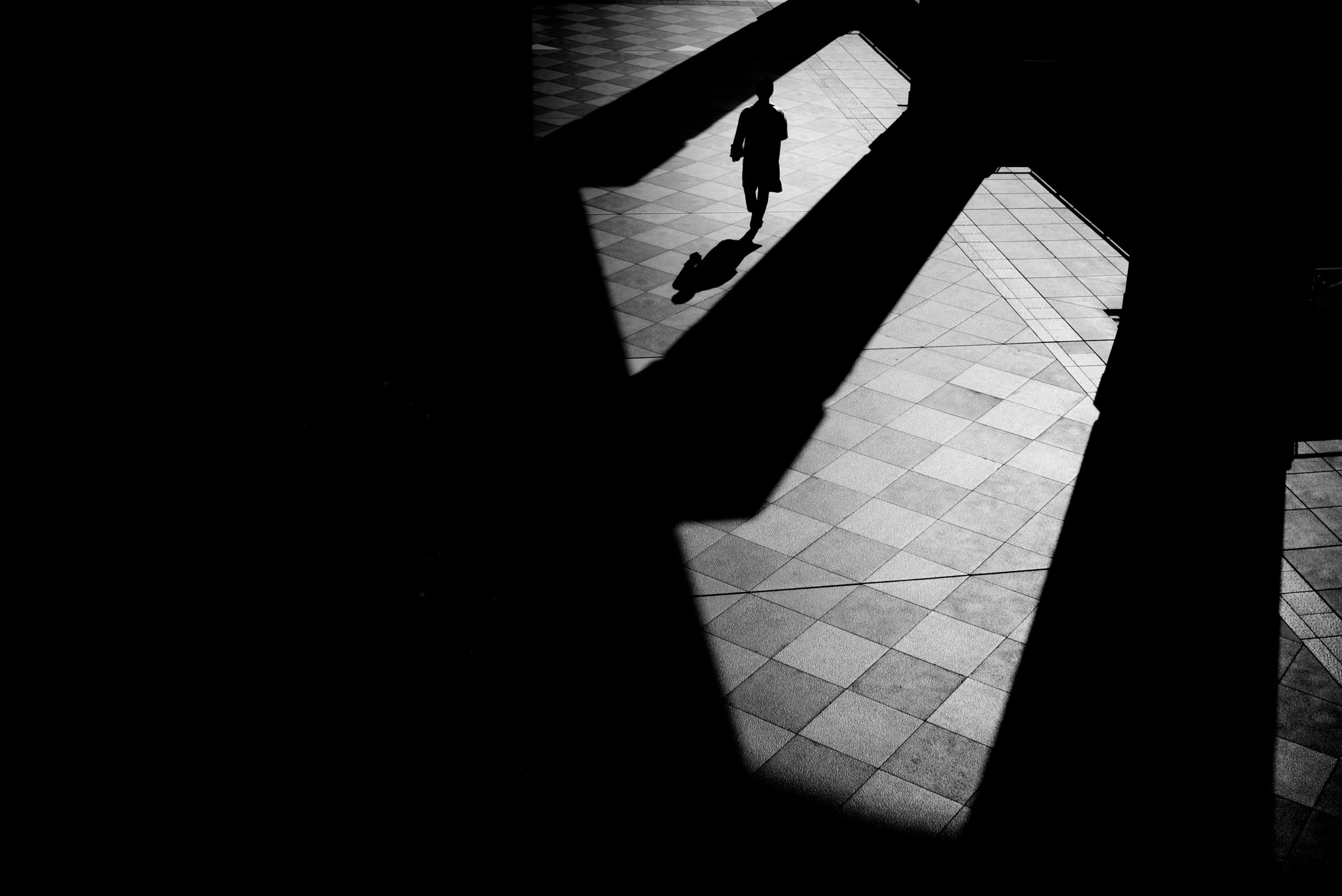 Elmarit-M 1:2.8/24 ASPH. sample photo. Pillars and shadows photography