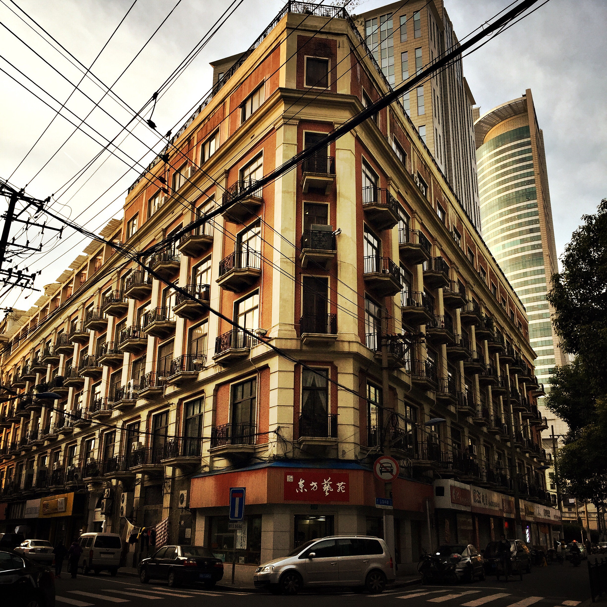 Hipstamatic 303 sample photo. Building photography