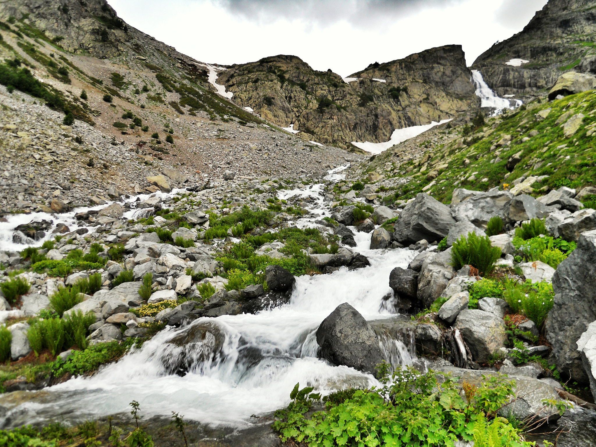 Nikon Coolpix S570 sample photo. High waterfall photography