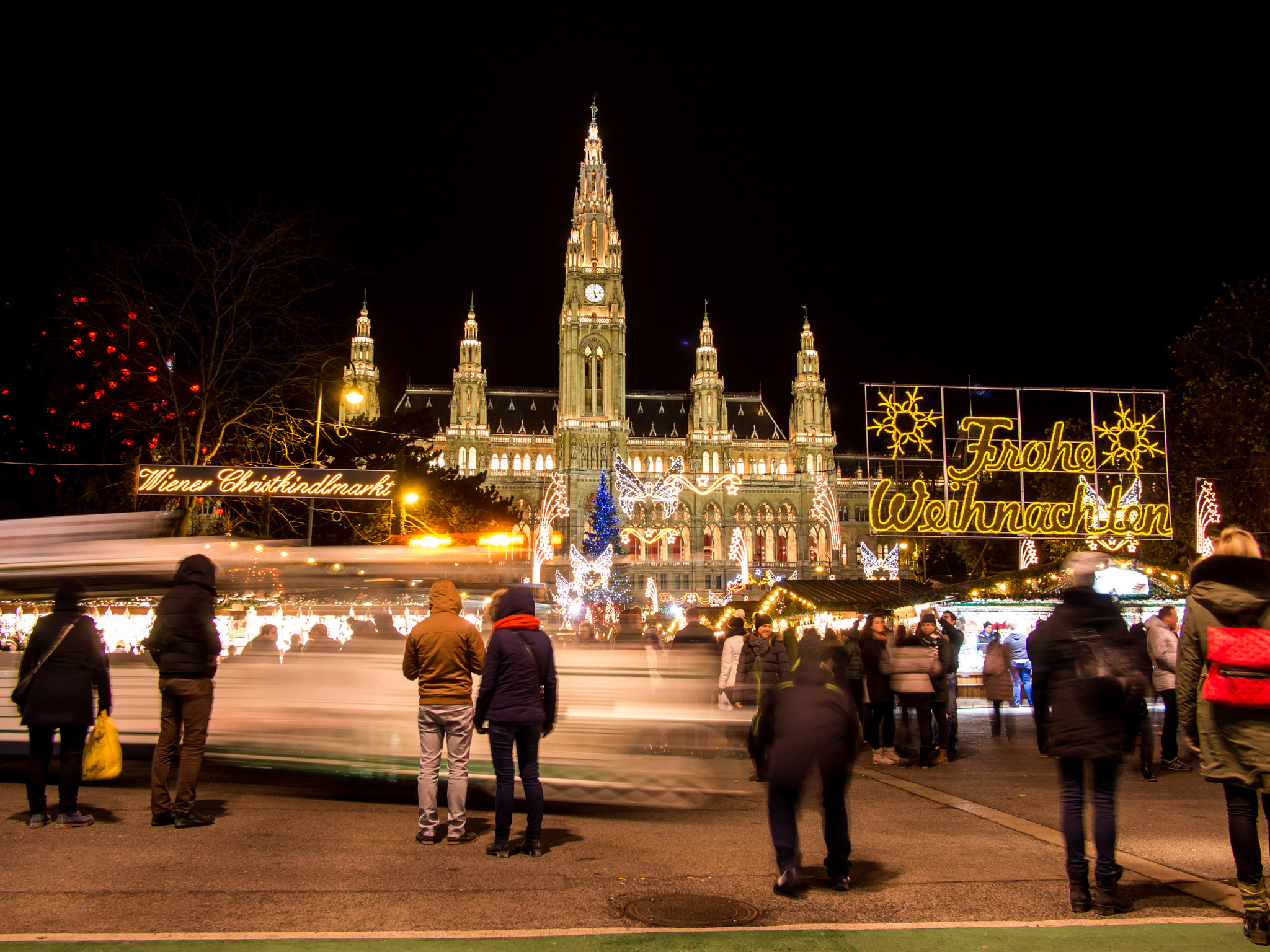 Olympus PEN E-PL5 + Panasonic Lumix G 14mm F2.5 ASPH sample photo. Vienna christmas market photography