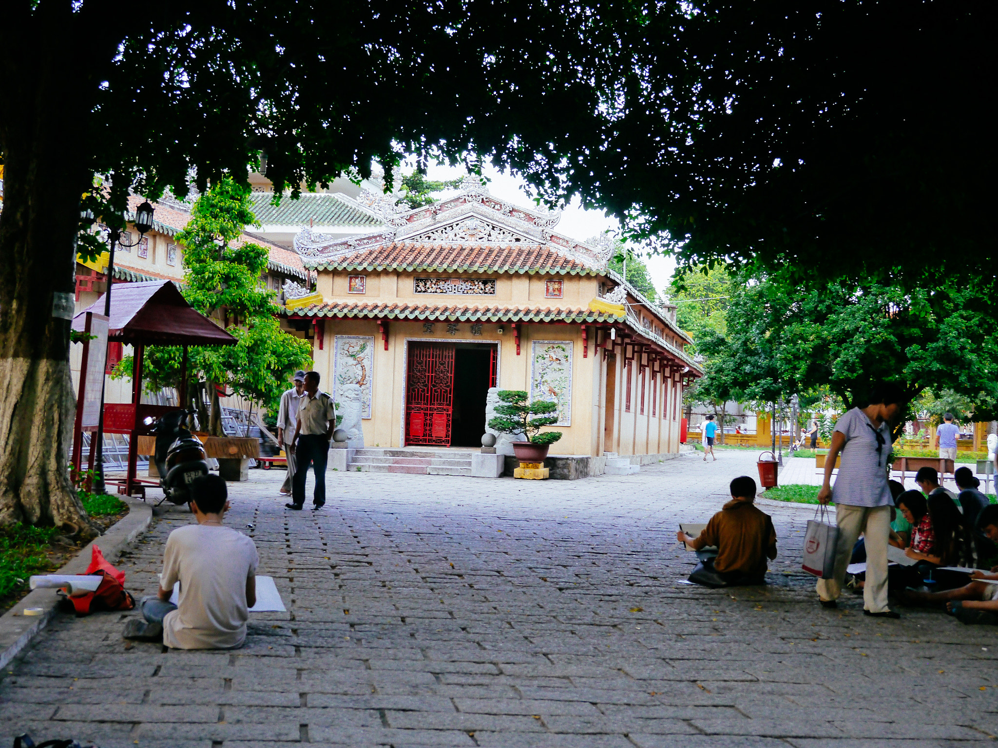 Panasonic Lumix DMC-G5 + LUMIX G VARIO PZ 14-42/F3.5-5.6 sample photo. Le van duyet's shrine photography