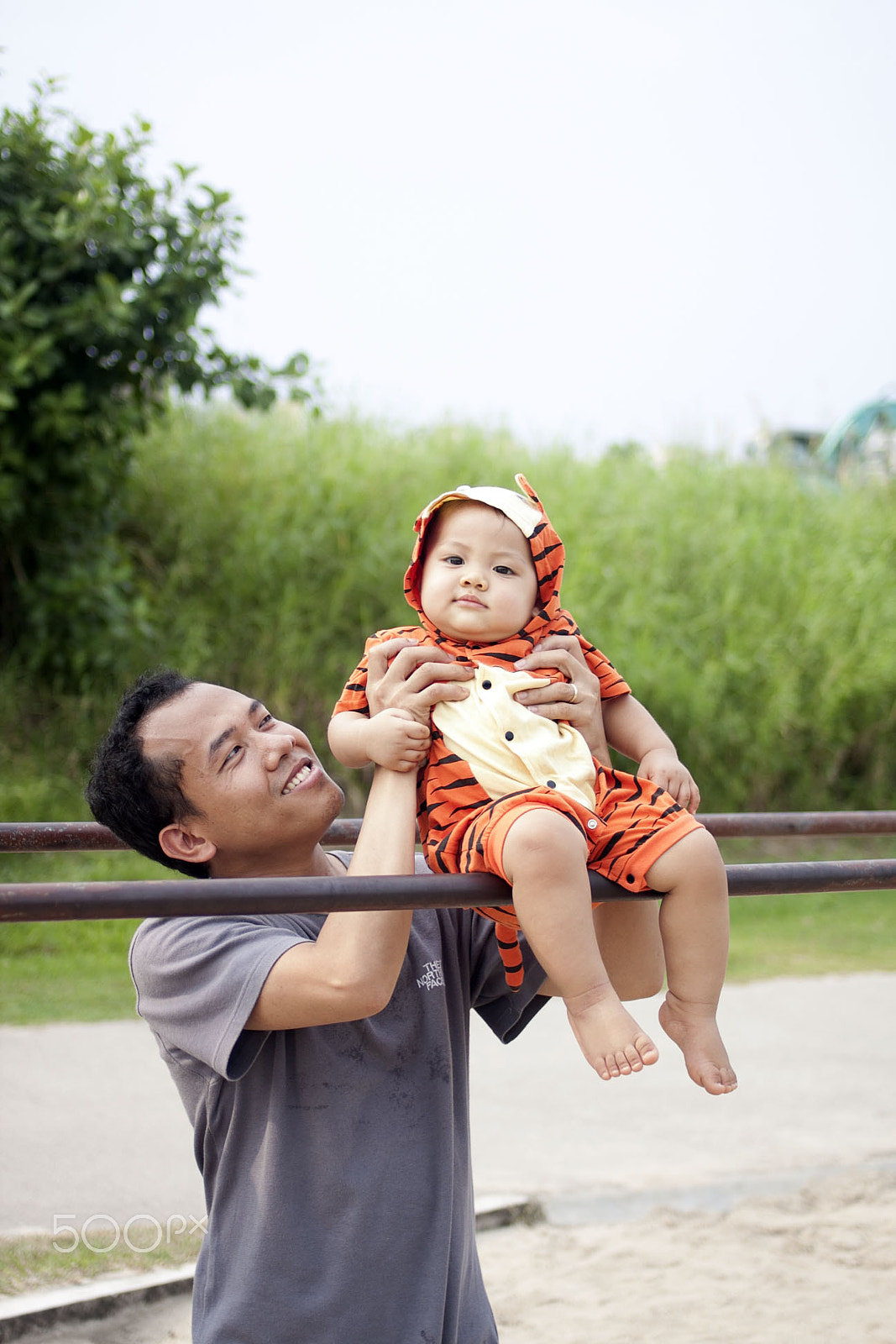 Canon EOS 40D + Canon EF 35mm F2 sample photo. Father & child photography
