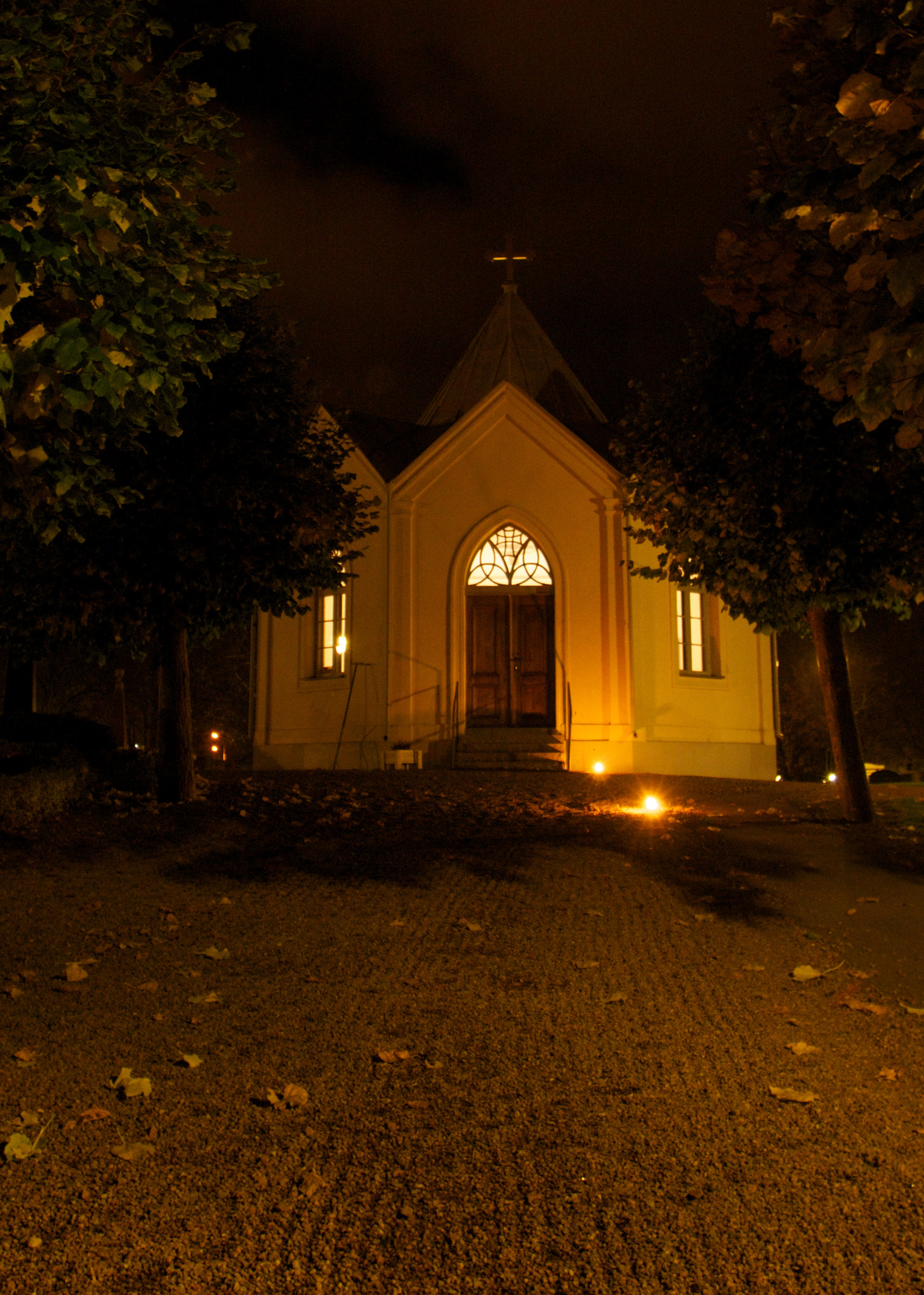 Tokina AT-X 17 AF 17mm F3.5 sample photo. Chappel of mönsterås old cemetery photography