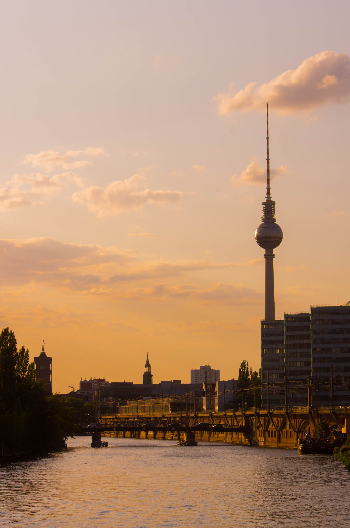 Pentax K-x + Sigma sample photo. Berliner fernsehturm photography