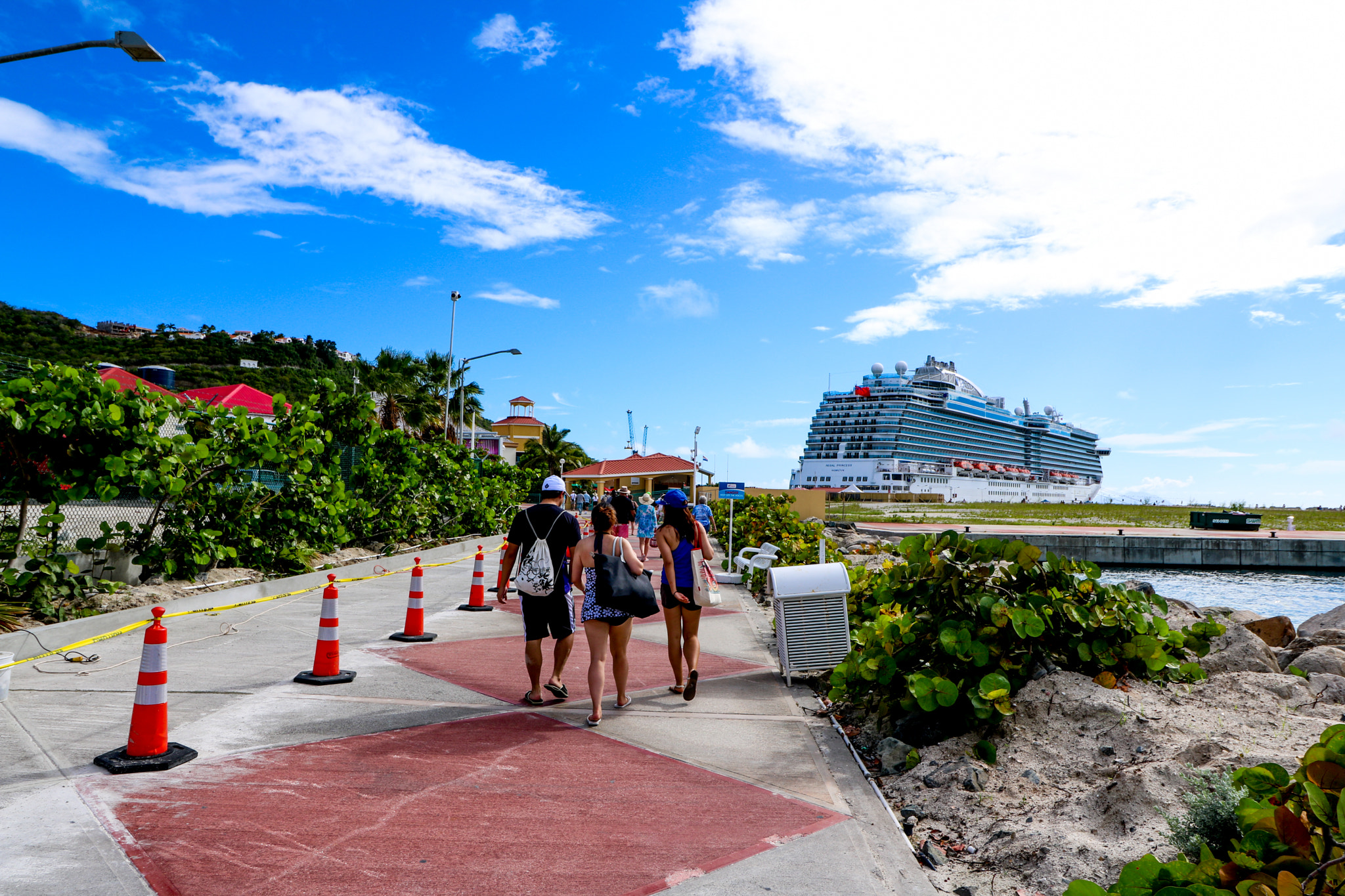 Canon EOS 760D (EOS Rebel T6s / EOS 8000D) sample photo. Journey back to ship photography