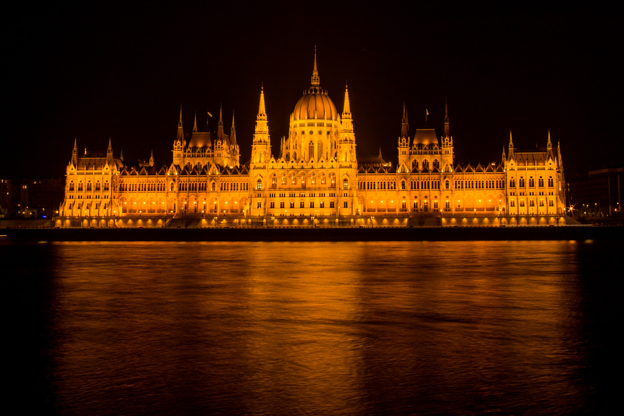 Canon EOS 1100D (EOS Rebel T3 / EOS Kiss X50) + Canon EF-S 18-200mm F3.5-5.6 IS sample photo. Hungarian parliament at night photography