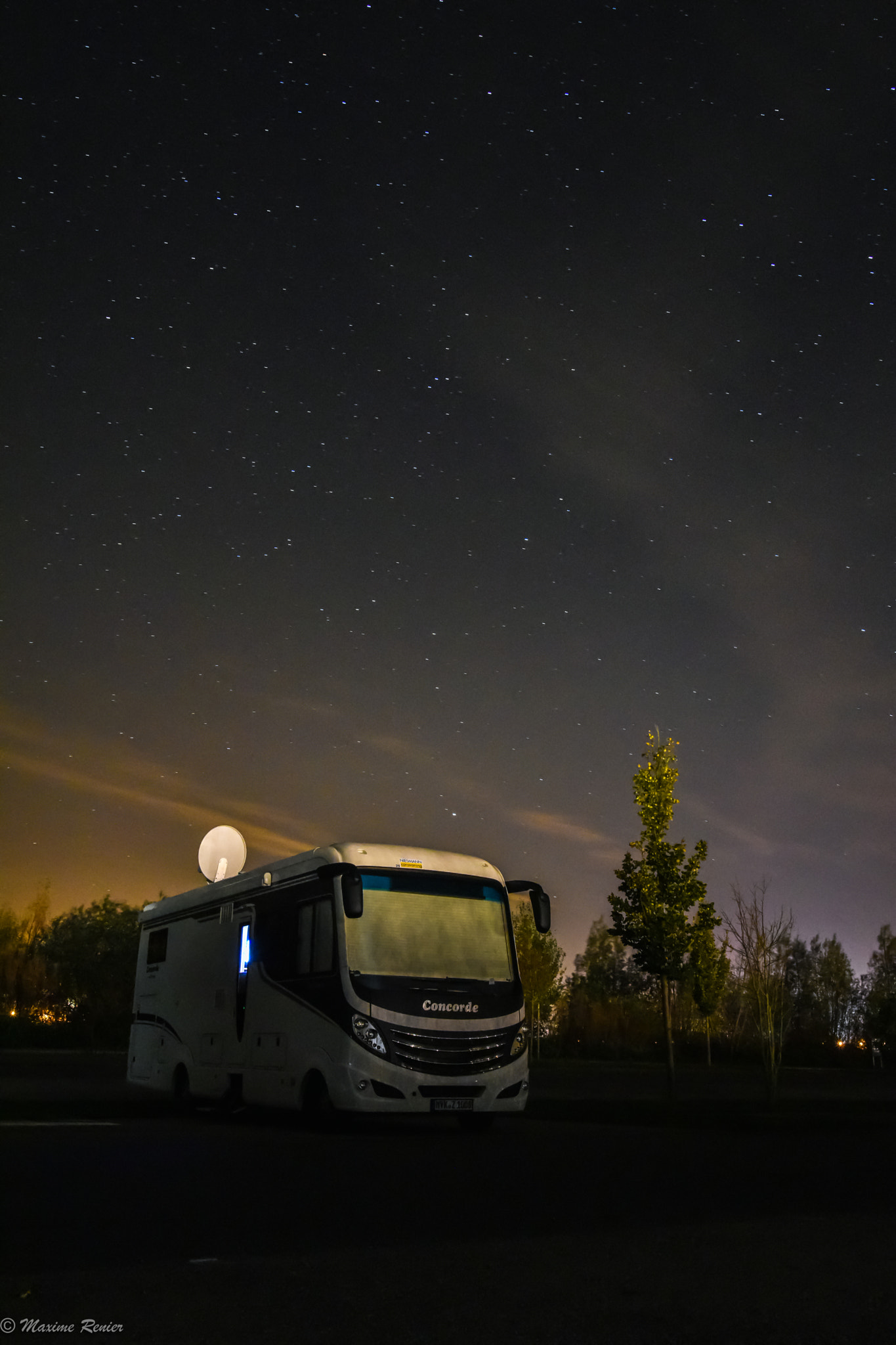 Nikon D5500 + Nikon AF-S Nikkor 20mm F1.8G ED sample photo. Camping-car concorde with the stars photography