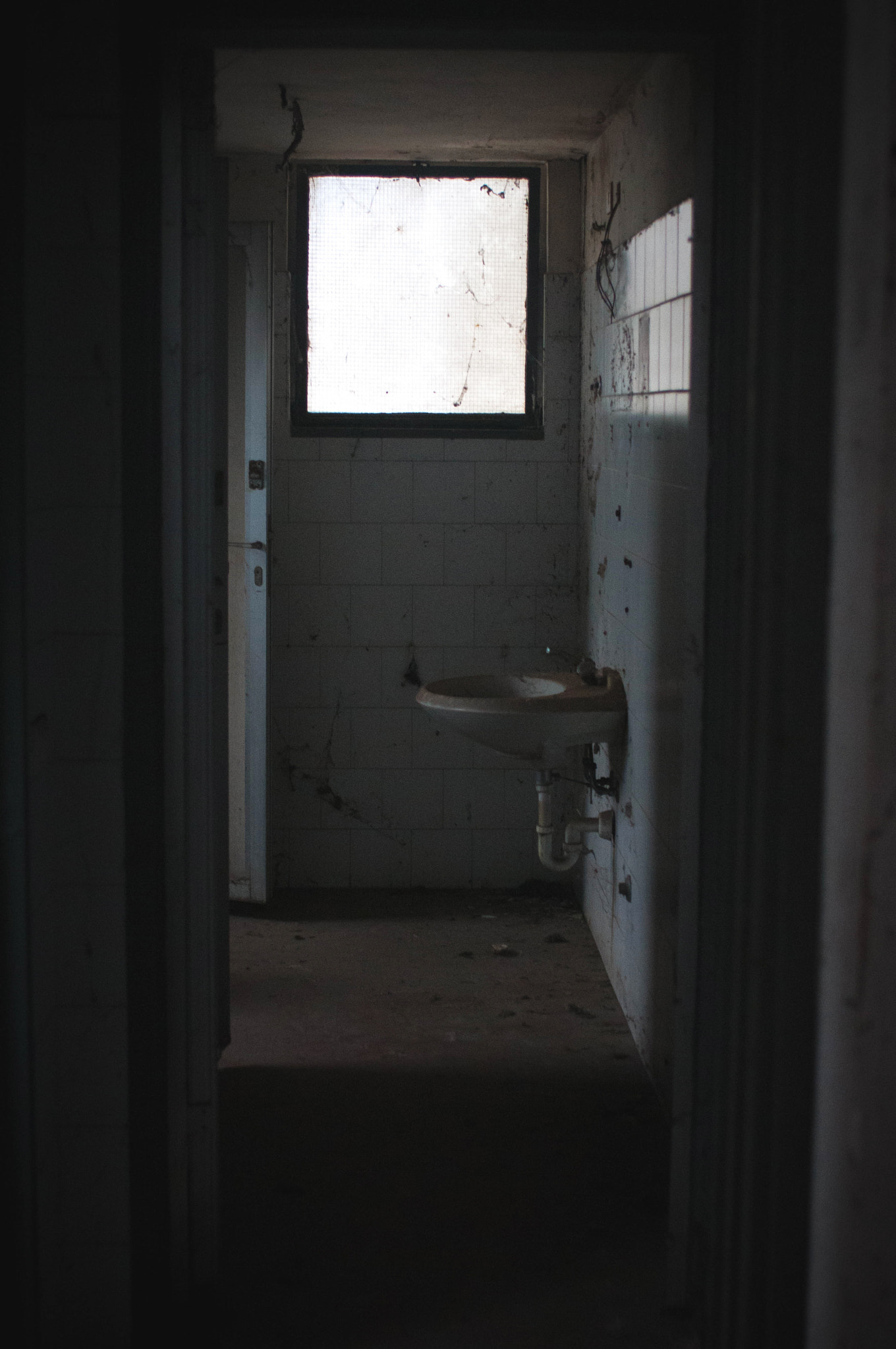 Nikon D300 + AF Zoom-Nikkor 35-70mm f/2.8D sample photo. Abandoned. photography