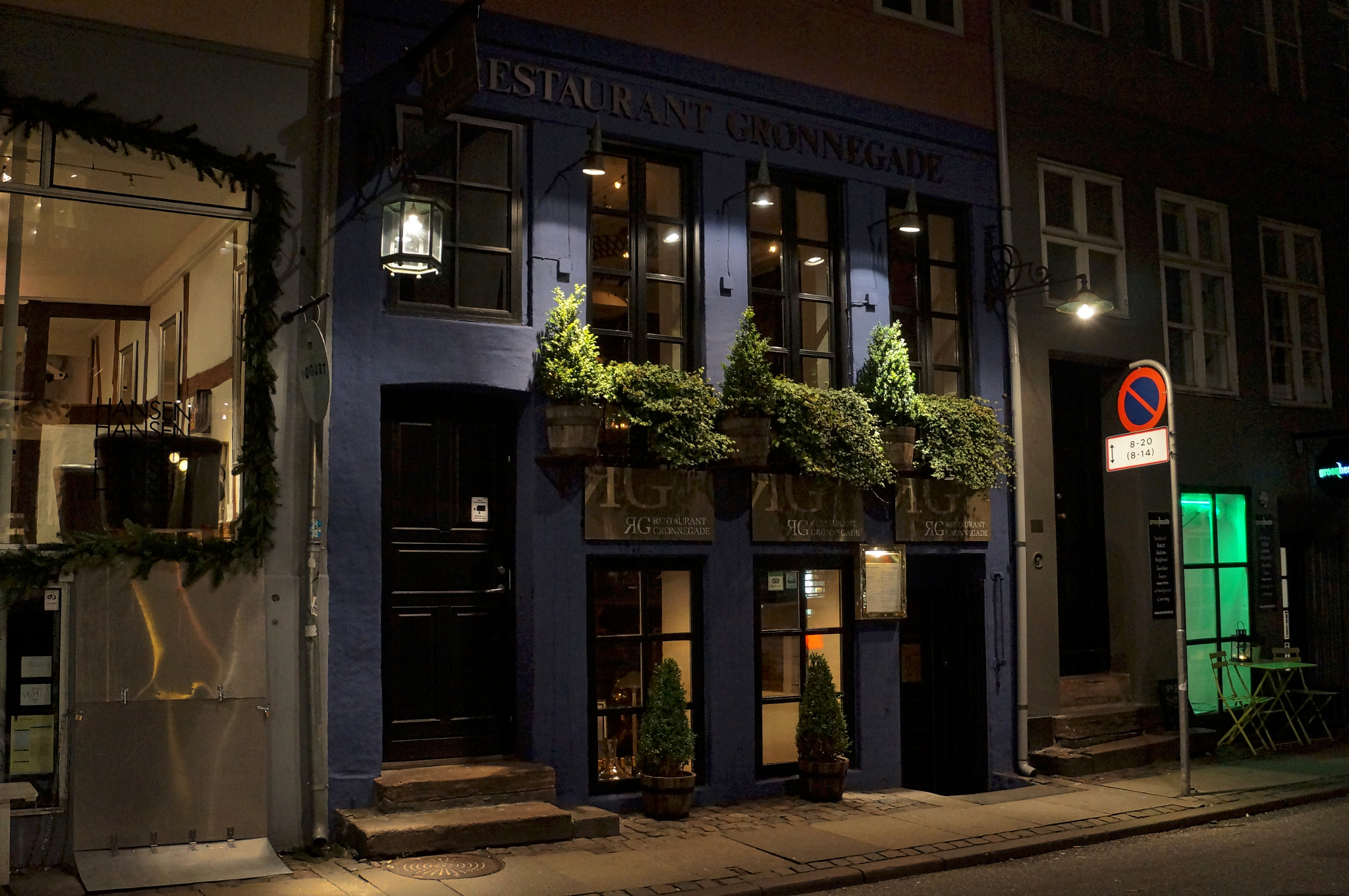 Sony Alpha NEX-F3 sample photo. Night photography