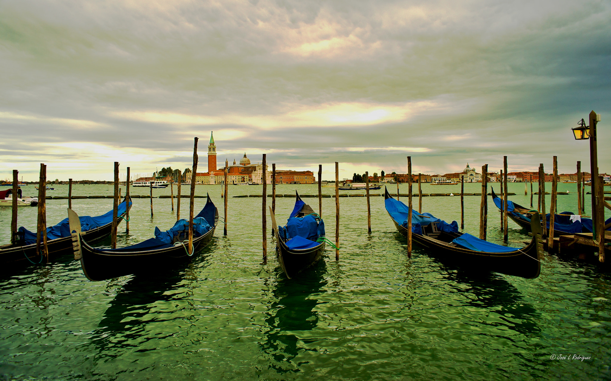 Sony Alpha DSLR-A850 + Sony 20mm F2.8 sample photo. Las gondolas. photography