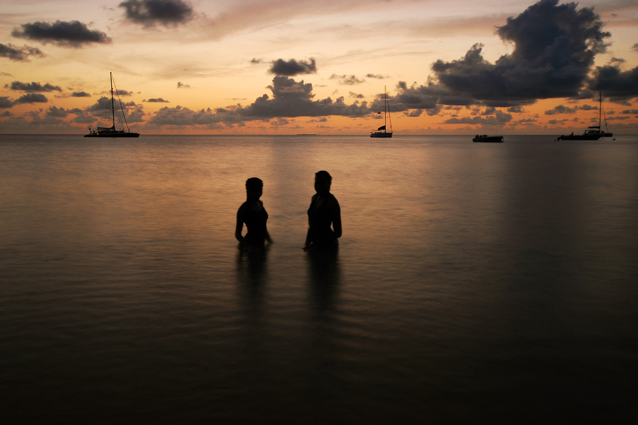 Nikon D80 + Nikon AF-S DX Nikkor 10-24mm F3-5-4.5G ED sample photo. Sunset girls photography