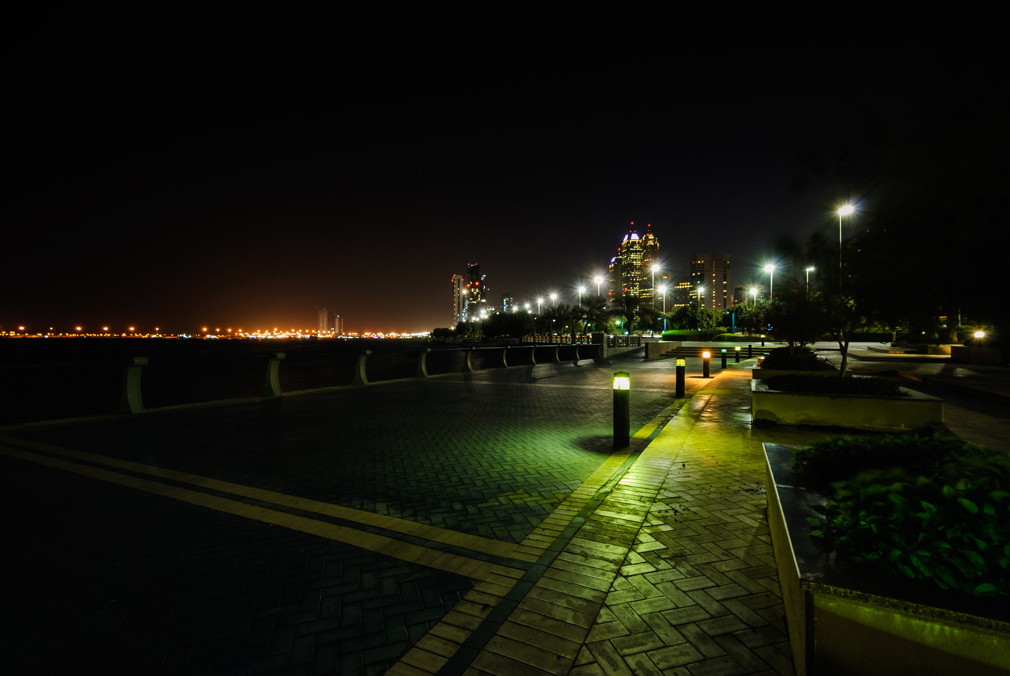 Nikon D80 + Nikon AF-S DX Nikkor 10-24mm F3-5-4.5G ED sample photo. Corniche at night photography