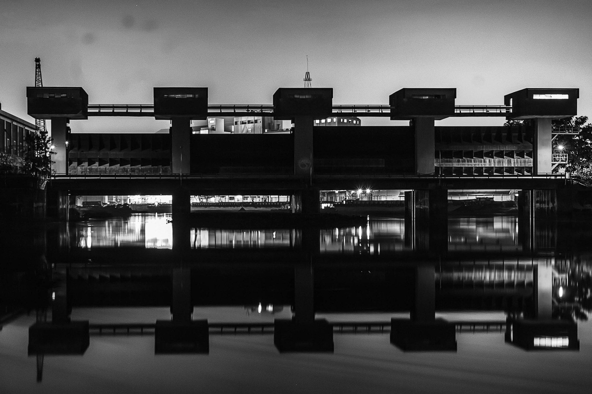 Canon EOS 1000D (EOS Digital Rebel XS / EOS Kiss F) sample photo. Buting flood control (b&w) photography